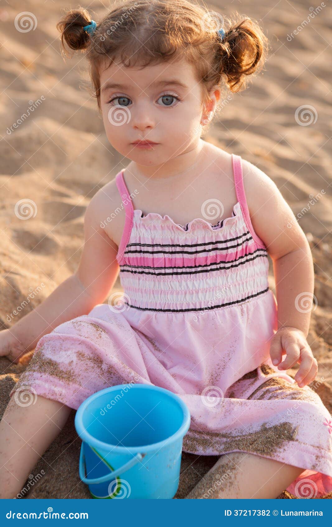 Niña Pequeña Morena De Los Ojos Azules Que Juega Con La Arena En Playa Foto  de archivo - Imagen de océano, bebé: 37217382