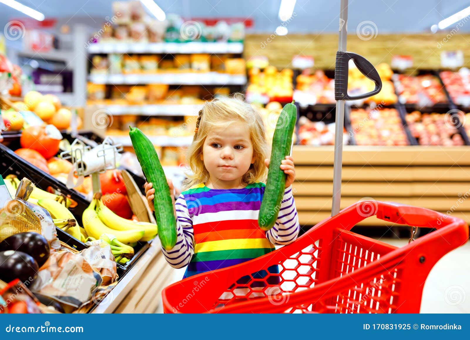 Niña Pequeña Que Empuja El Carro De La Compra En El Supermercado Niño Pequeño Comprando Frutas Compra De Comestibles Para Niños B Imagen de archivo - Imagen de supermercado, pequeño: 170831925
