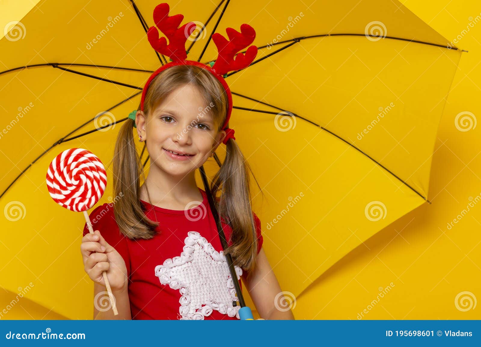 Niña Pequeña Sosteniendo El Lollipop El Paraguas Amarillo de archivo - Imagen de coloreado, tenencia: 195698601