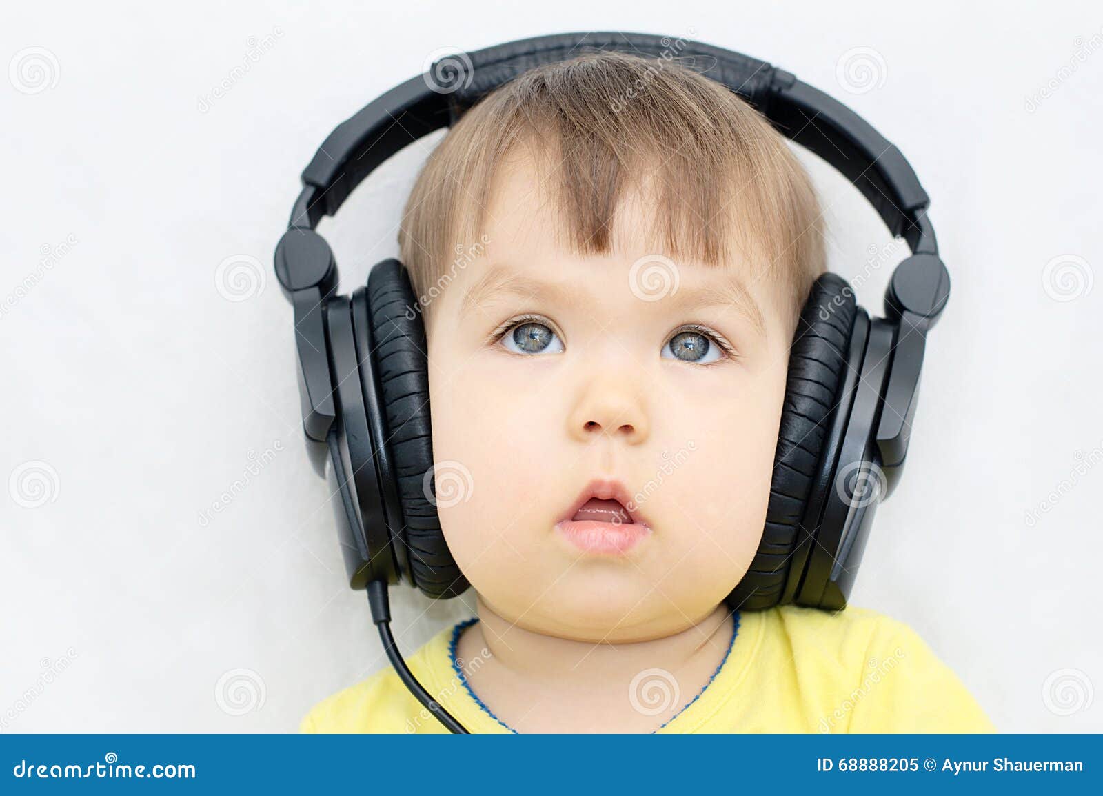 Niña Que Escucha Con Los Auriculares Imagen de archivo - Imagen de escuche,  auricular: 68888205