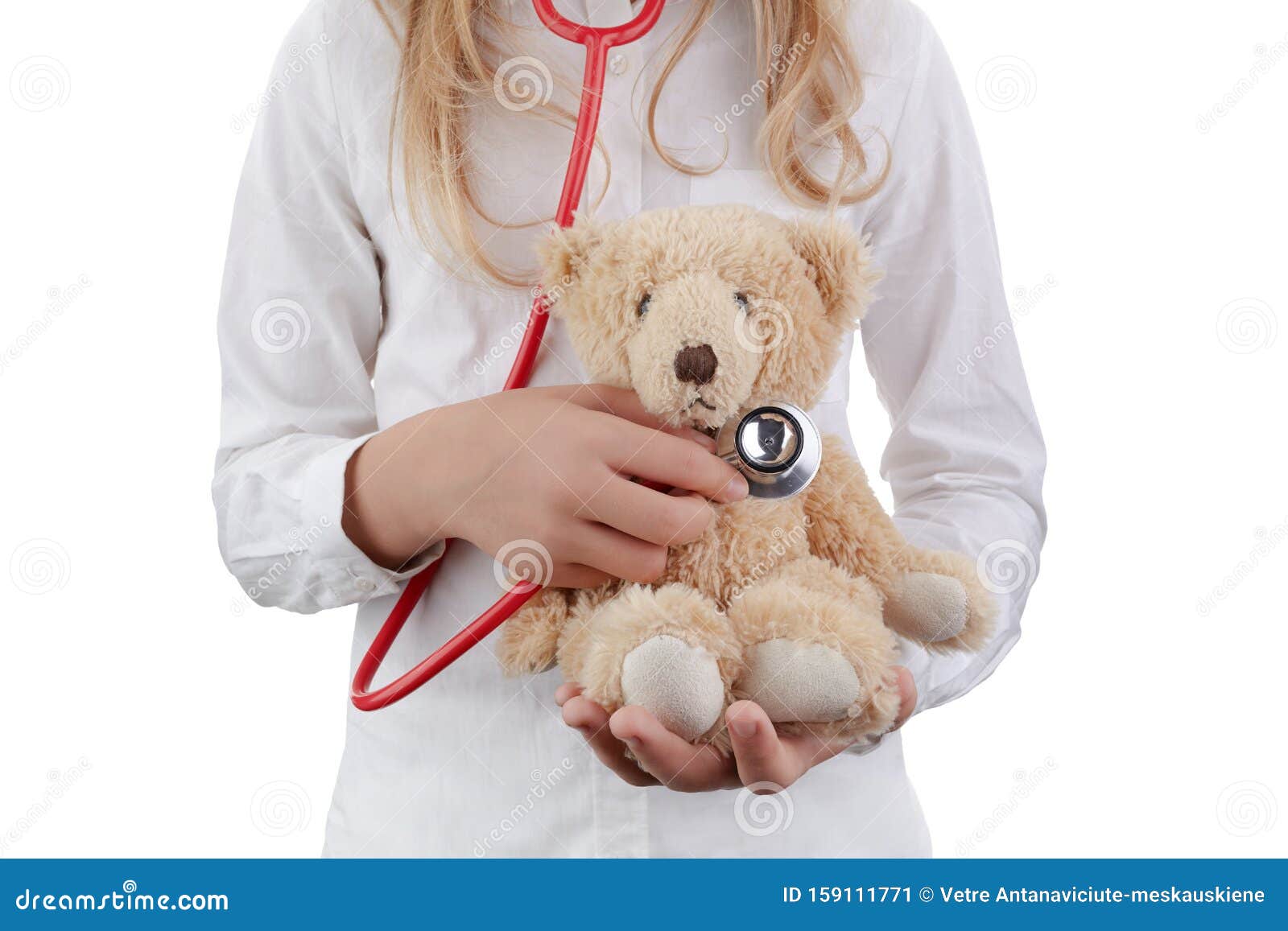 Niña Que Juega Al Médico Con Juguete De Peluche Como GuarderÃa Con Fondo Blanco Imagen de archivo - Imagen de niña, blanco: 159111771