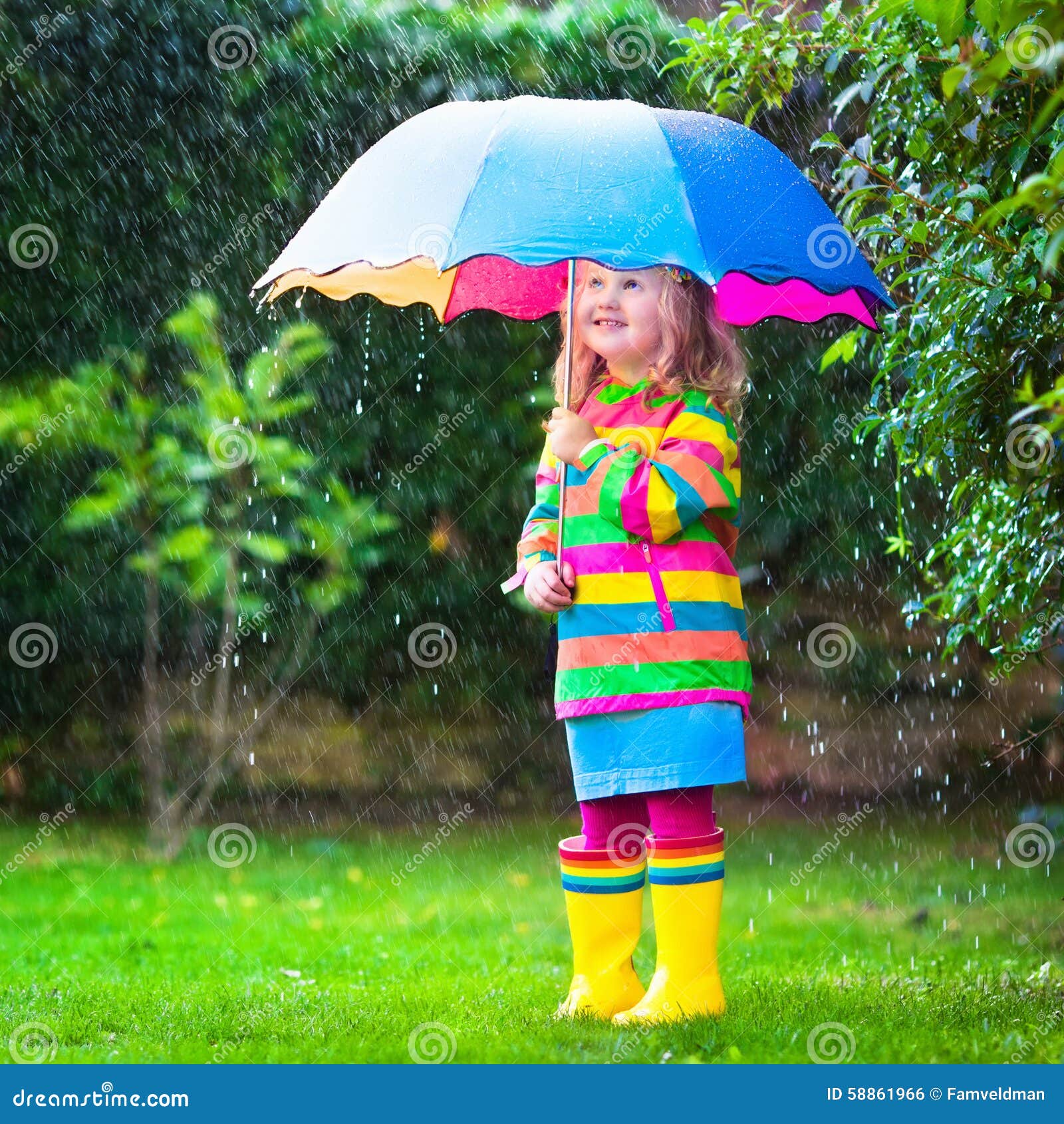 empeñar Disciplinario Joseph Banks Niña Que Juega En La Lluvia Debajo Del Paraguas Colorido Foto de archivo -  Imagen de feliz, preescolar: 58861966