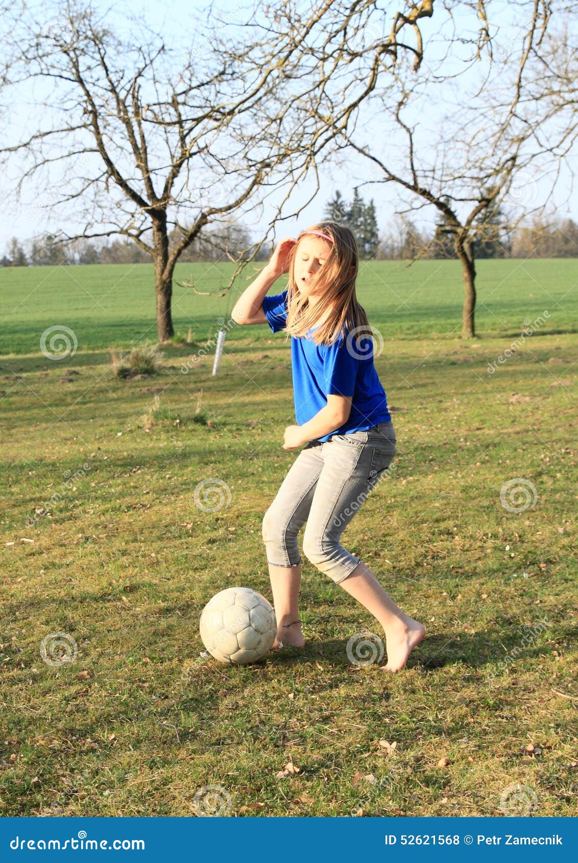 https://thumbs.dreamstime.com/z/ni%C3%B1a-que-juega-f%C3%BAtbol-descalzo-52621568.jpg