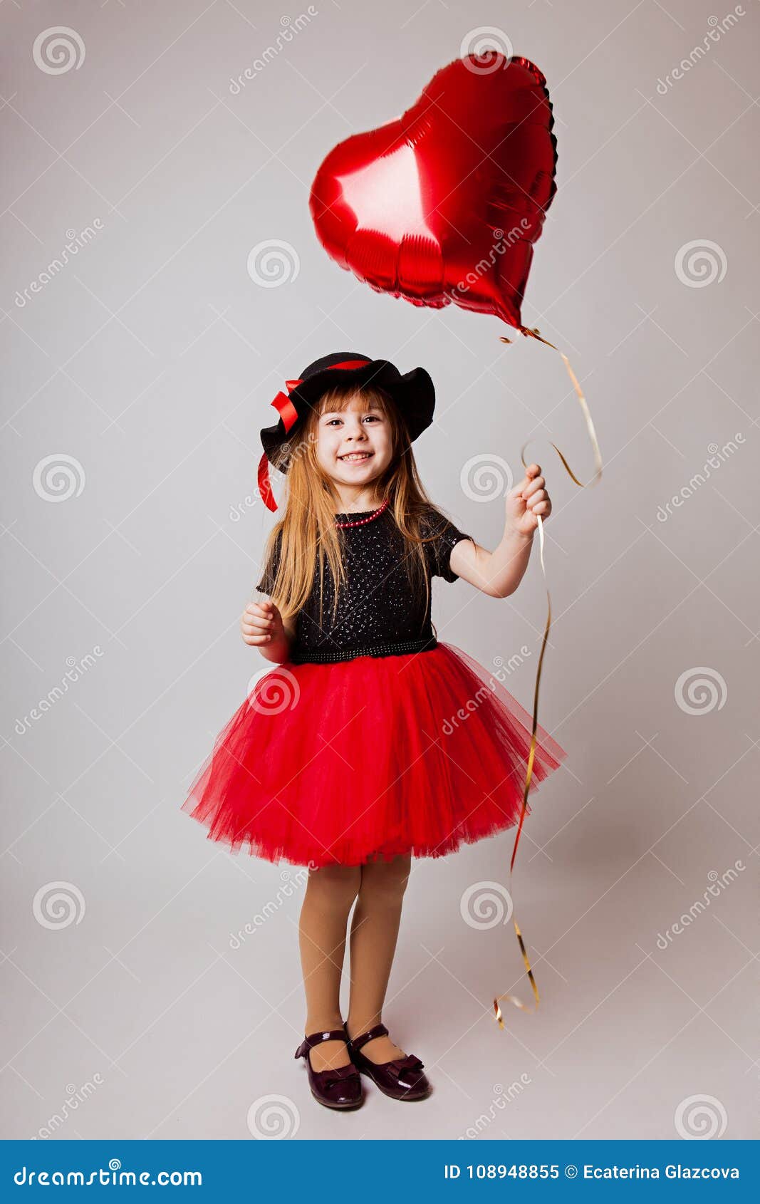 Que Sonríe En Un Vestido Rojo Y Un Sombrero Negro Con Un Re Imagen archivo - Imagen de cara: 108948855