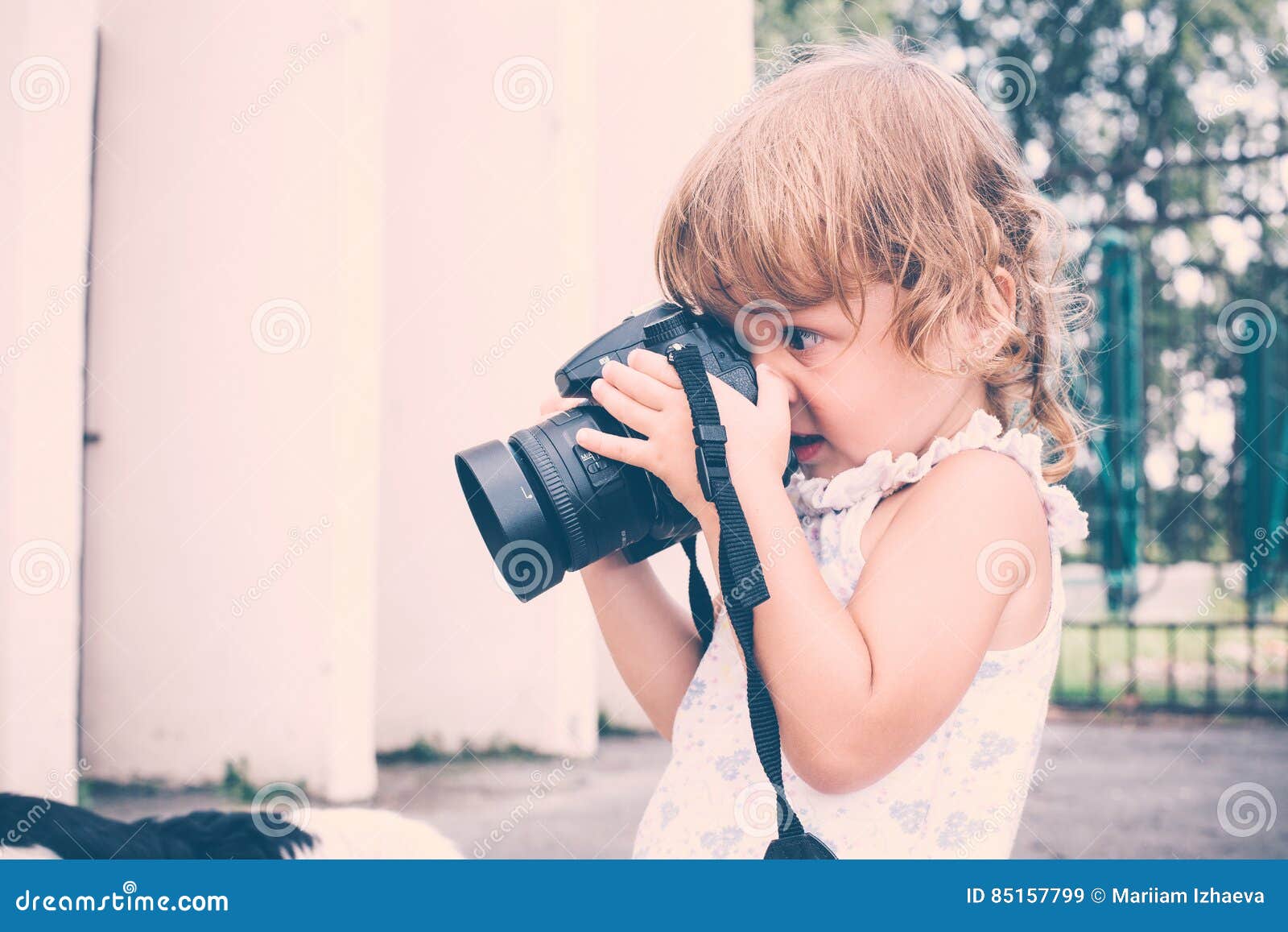 Niña Que Sostiene Una Cámara Y Que Toma Imágenes Imagen de archivo - Imagen  de ocio, profesional: 85157799