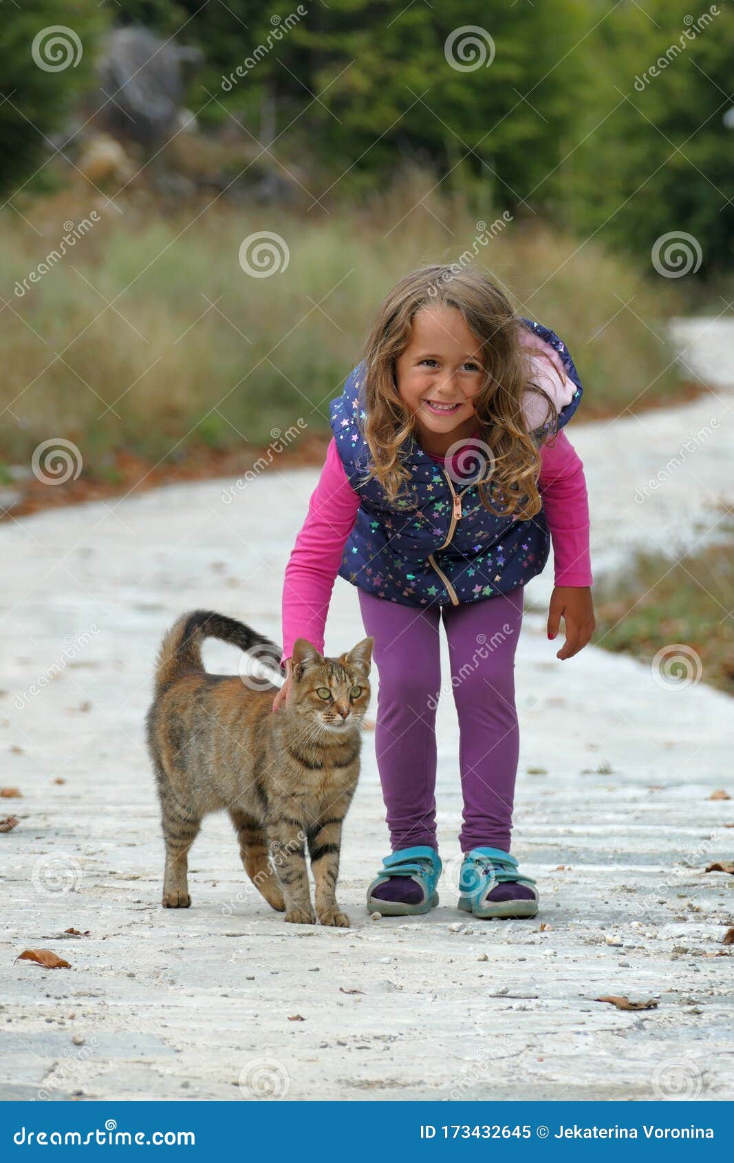 Niña Rubia De 4 Años Acaricia a Un Gatito Imagen de archivo - Imagen de  viejo, teléfono: 173432645