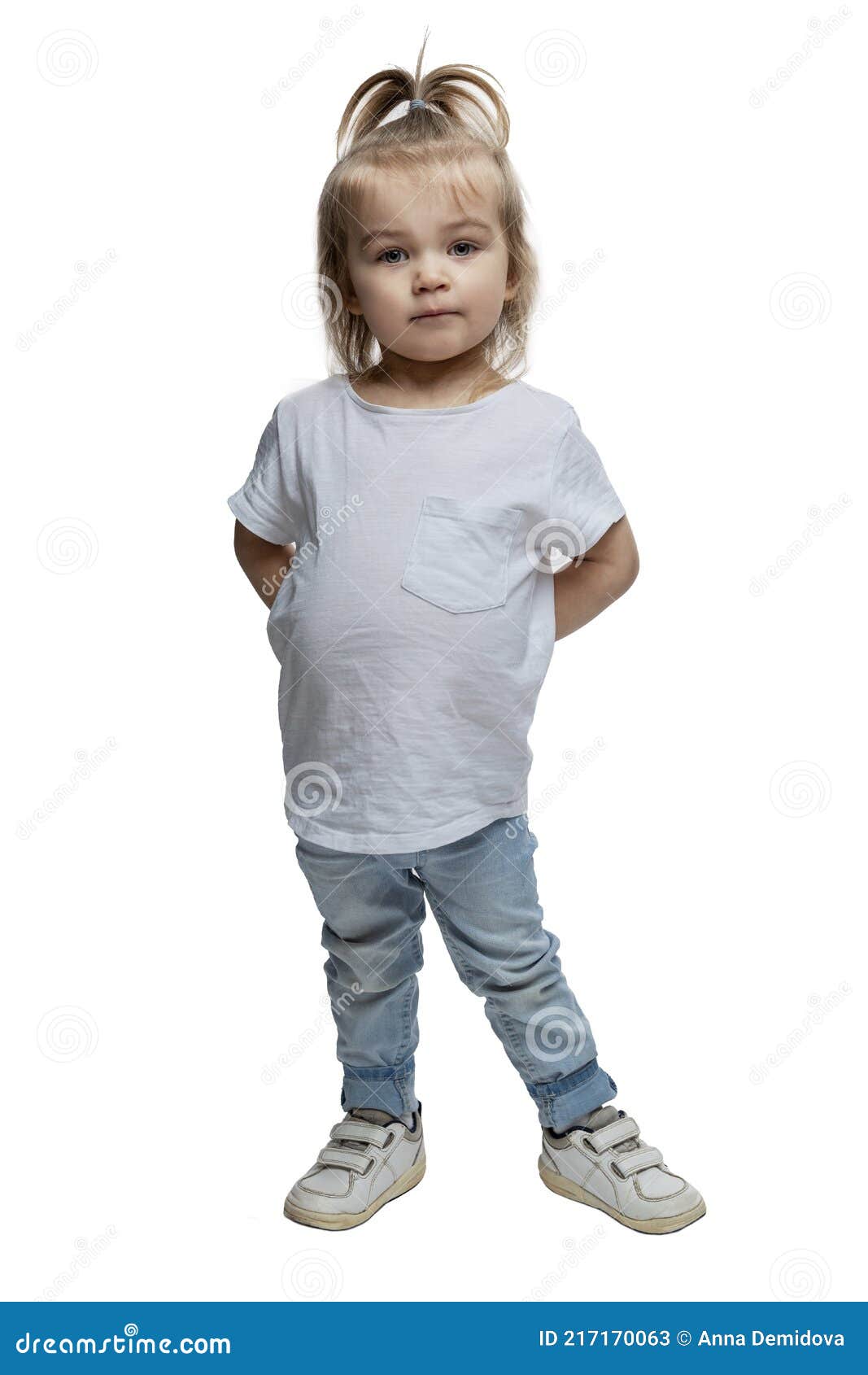 Retrato de una niña de 2 años aislado sobre fondo blanco.