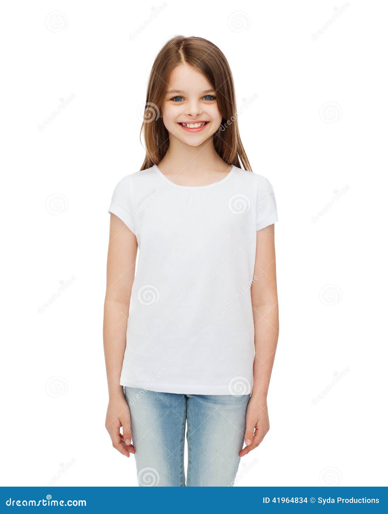 Lindo bebé sonriente niña de 1-2 años de edad llevar pantalones denim sport  y la parte superior blanca en la calle de la ciudad al aire libre. Mirando  la cámara. Infancia. Primavera