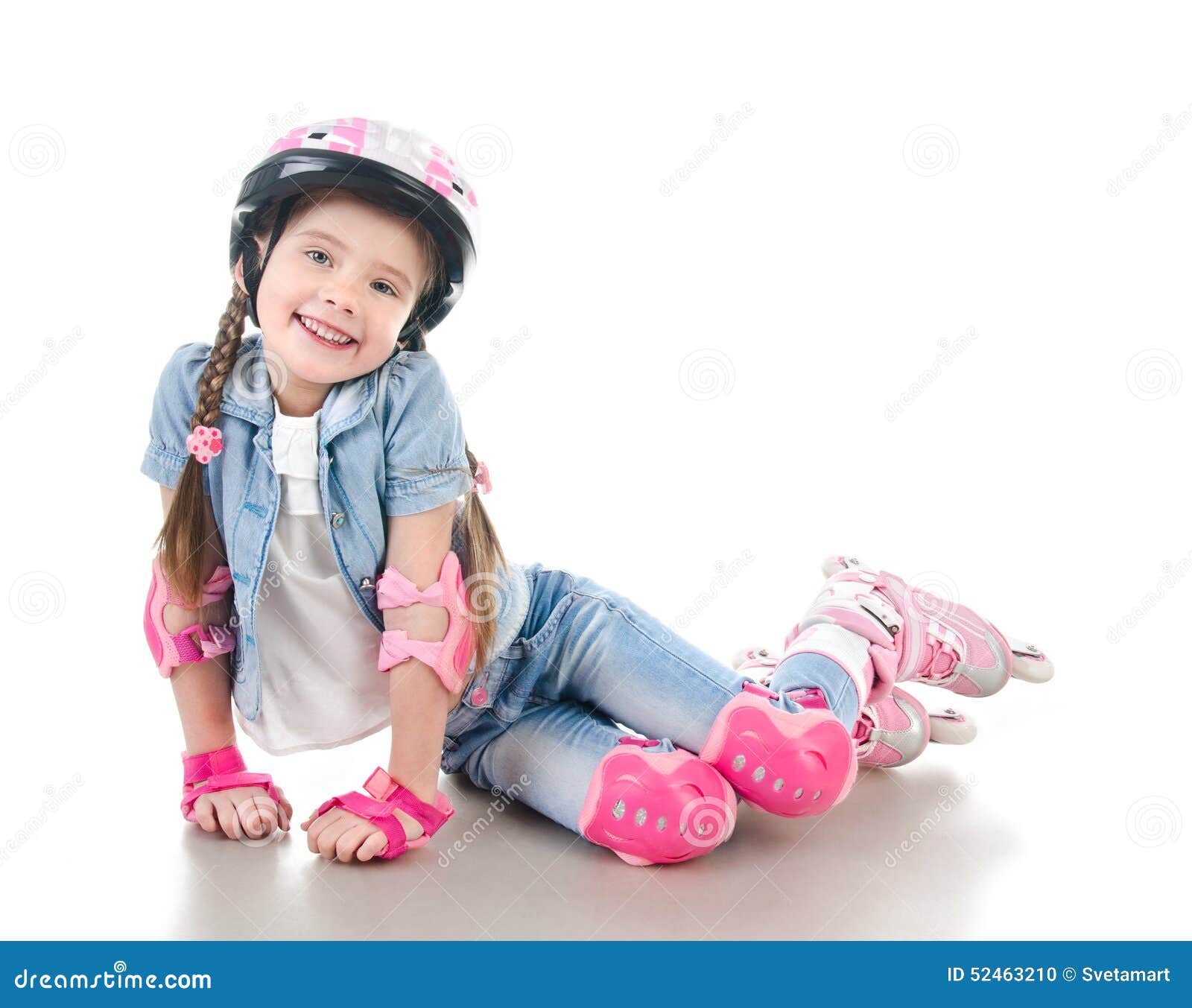 Ролики милашек. Ролики розовые для девочек. Ребенок катается на розовых роликах. Маленькая девочка в розовой кепке. Кукла с розовыми волосами на роликовых коньках.
