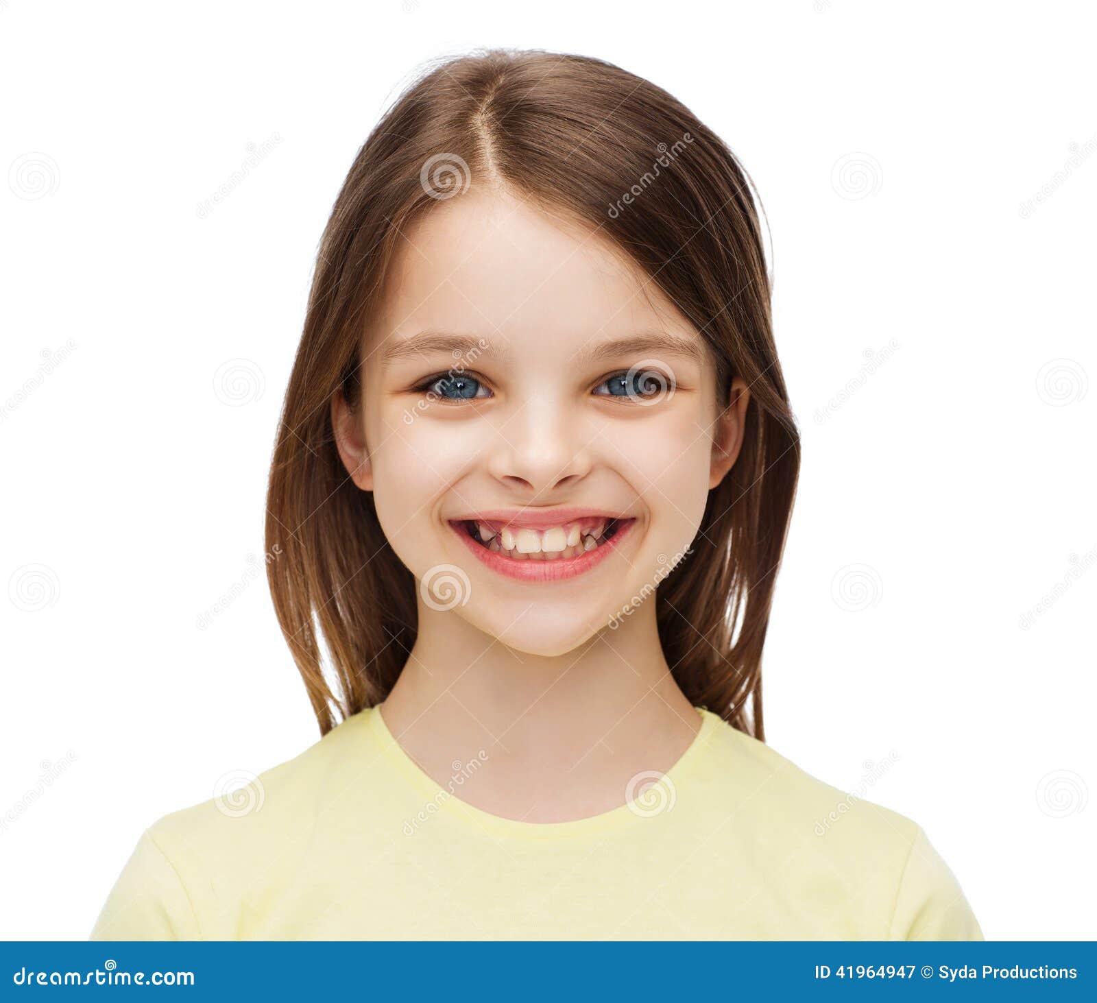 Retrato de una niña de 2 años aislado sobre fondo blanco.