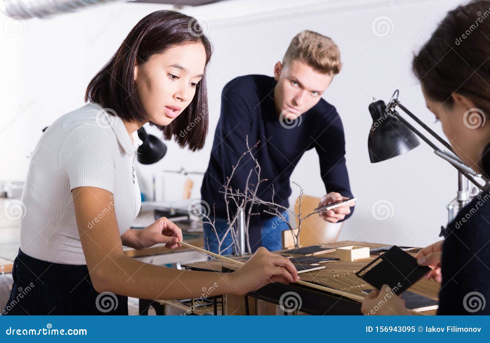 Nina Trabajando En Un Modelo Arquitectonico Con Un Grupo De Estudiantes Imagen De Archivo Imagen De Estudiantes Arquitectonico