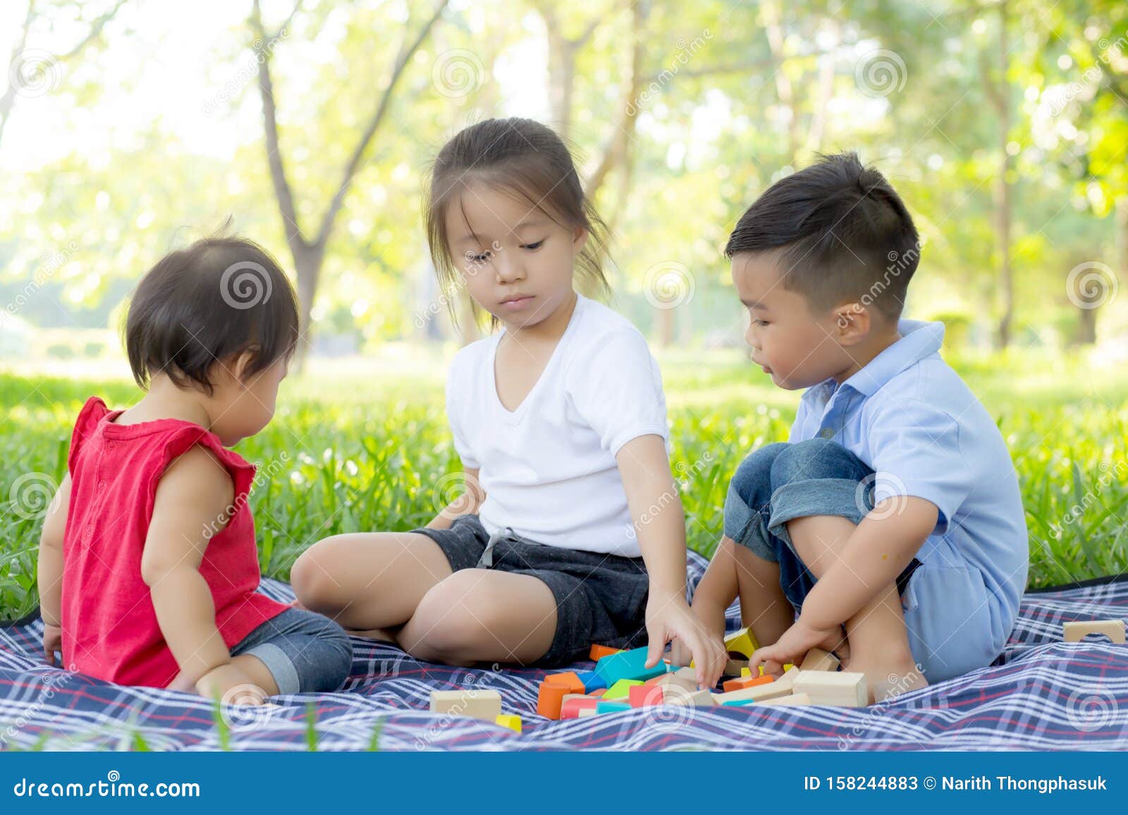 Niña Y Niña Está Jugando Por La Idea Y La Inspiración Con Bloques De Juguetes, Niños Aprendiendo Con Bloques De Construcción Imagen de archivo - Imagen de está, aprendiendo: 158244883