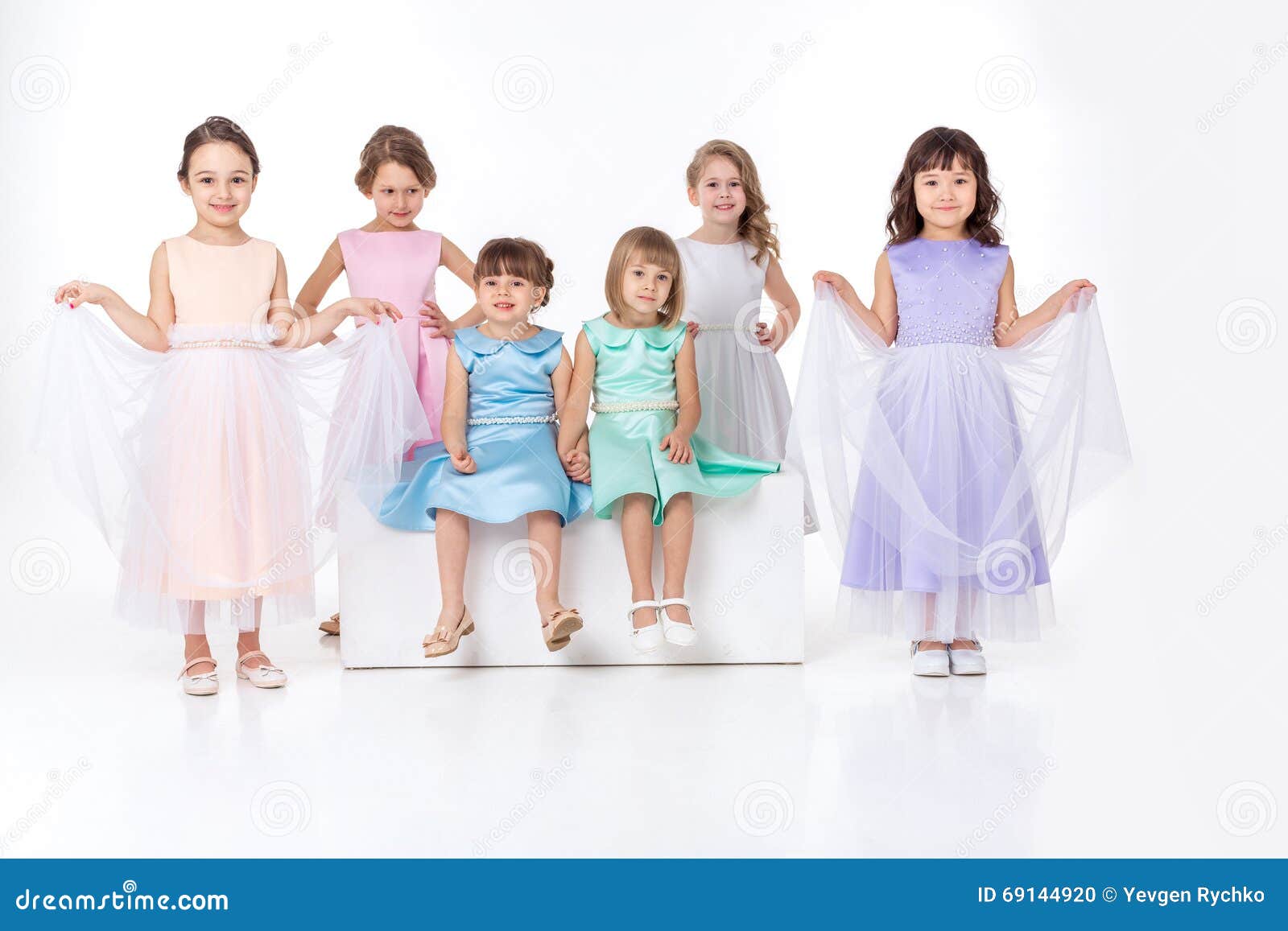 Niñas En Vestidos De Princesas Foto de archivo - Imagen de amigo, amistad:  69144920