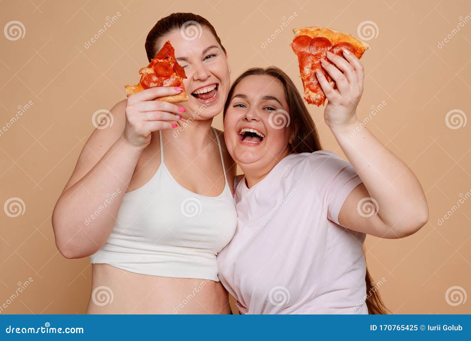 Niñas Gordas Entusiastas Comiendo Pizza Con Fondo Imagen de archivo - Imagen de vientre, hembra: 170765425