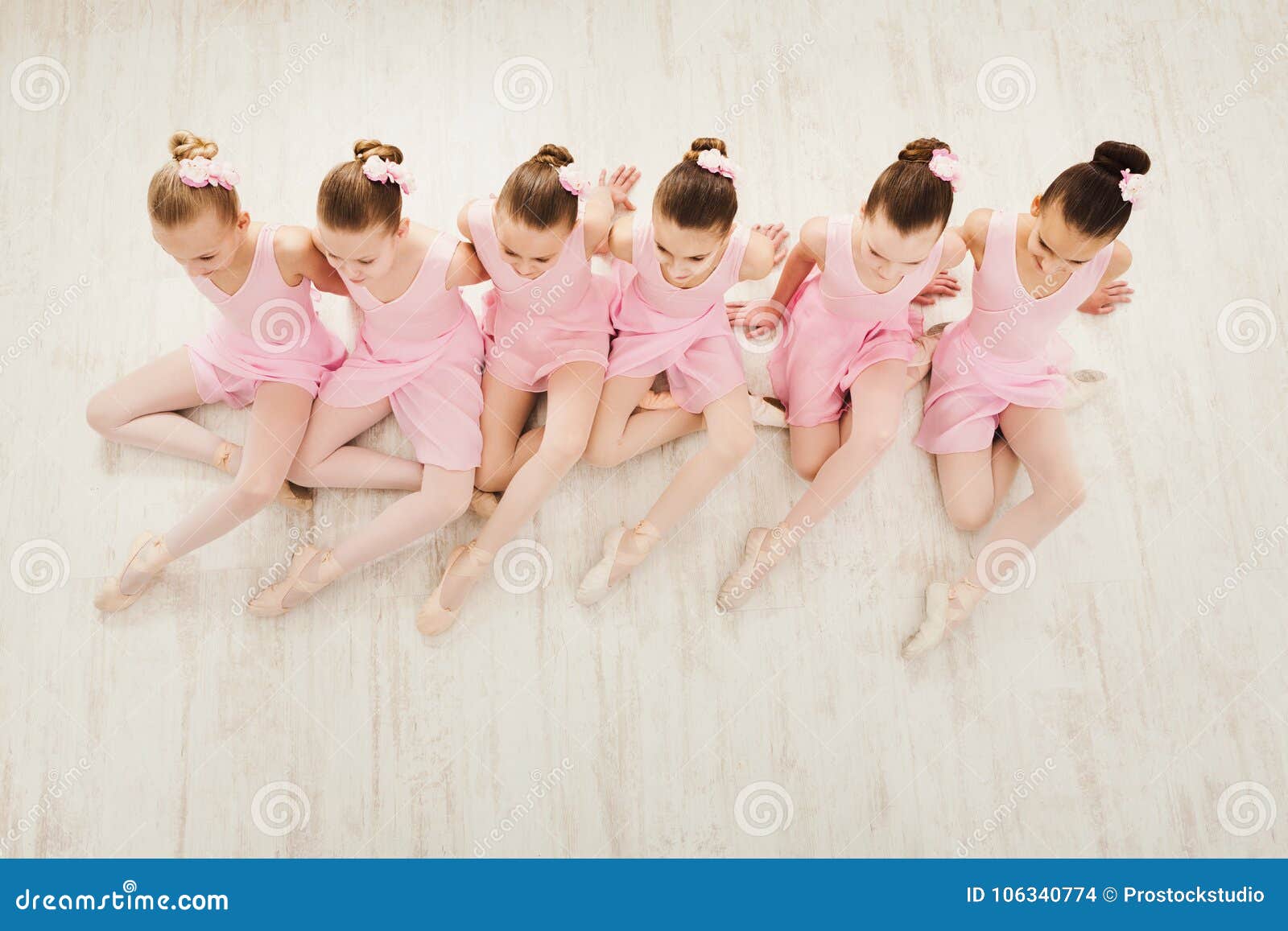 Niñas Que Bailan Ballet En Estudio Foto de archivo - Imagen de actividad,  ejercicio: 106340774