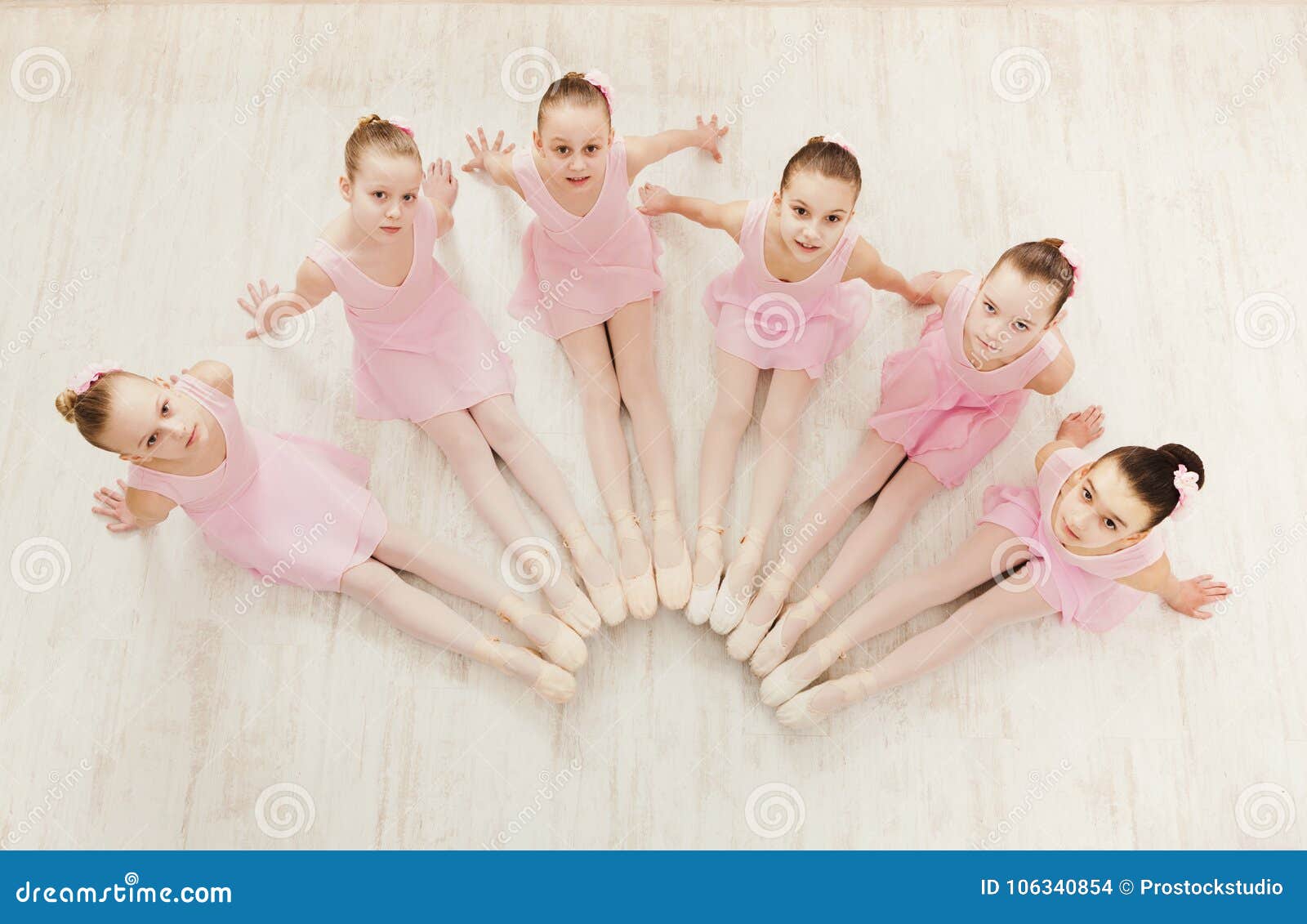 Niñas Que Bailan Ballet En Estudio Foto de archivo - Imagen de hembra,  ejercicio: 106340854