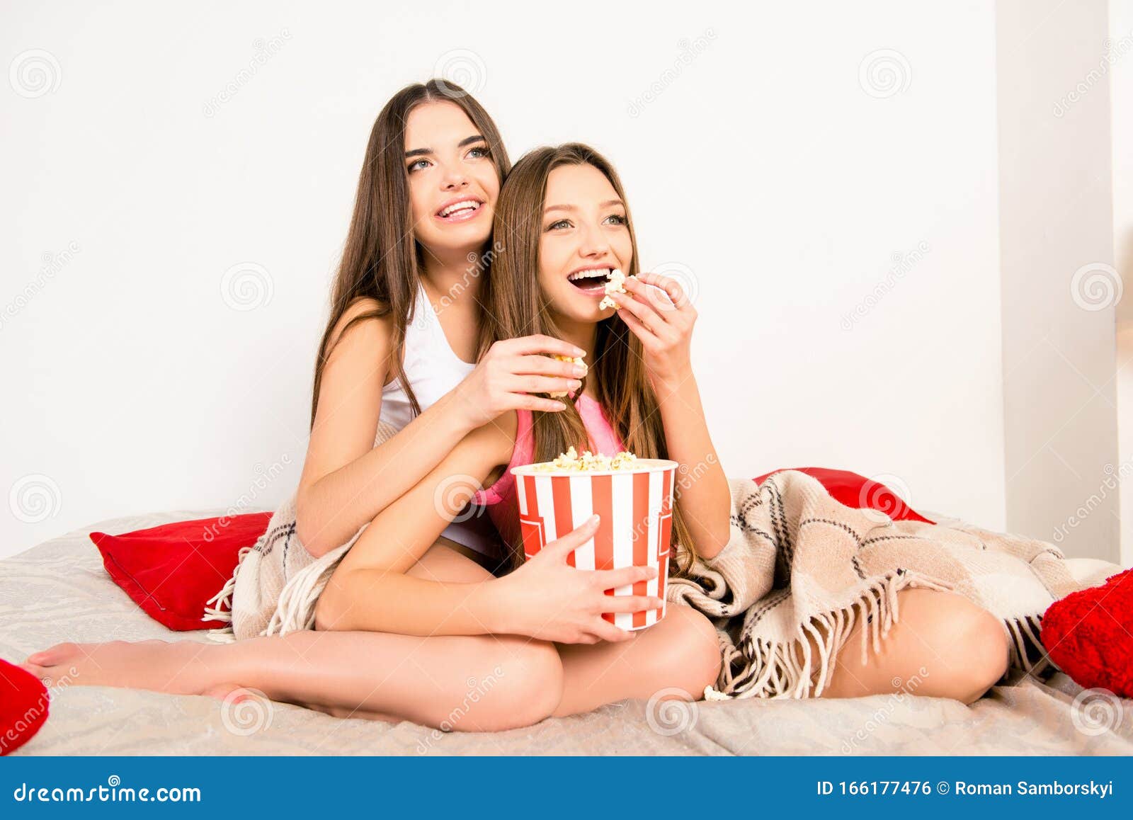 impacto Esquivar Ubicación Niñas Sexys Extintas Viendo Películas Y Comiendo Palomitas De Maíz Foto de  archivo - Imagen de alimento, atractivo: 166177476