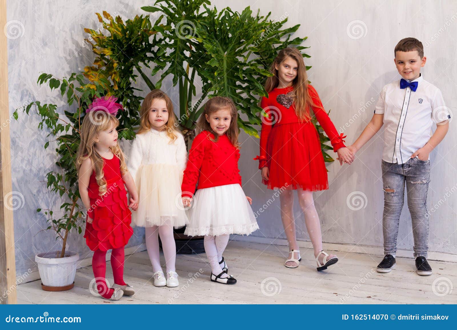 Niñas Y Niños De Rojo Y Blanco En Una Fiesta De Cumpleaños Foto de archivo - Imagen de muchacha, retrato: 162514070