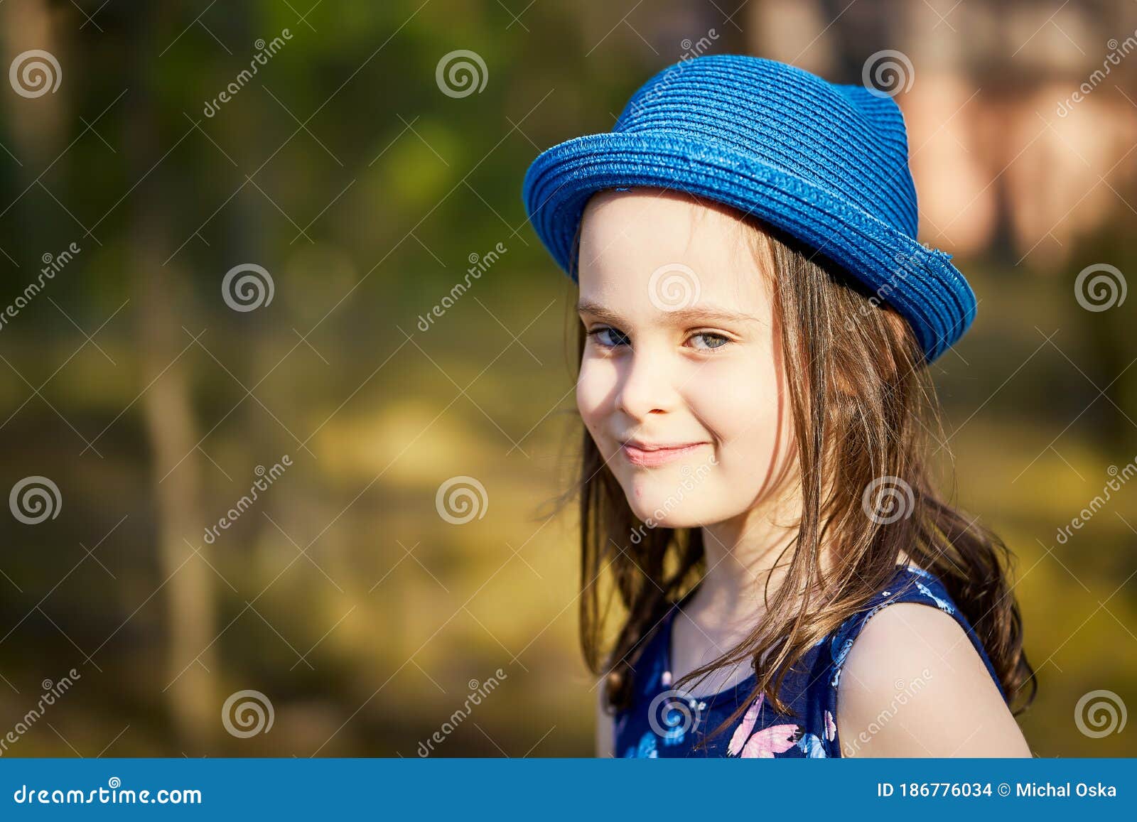 Niñita Con Sombrero Azul Posando En El Pinar Primaveral Foto de archivo -  Imagen de alineada, sonrisa: 186776034