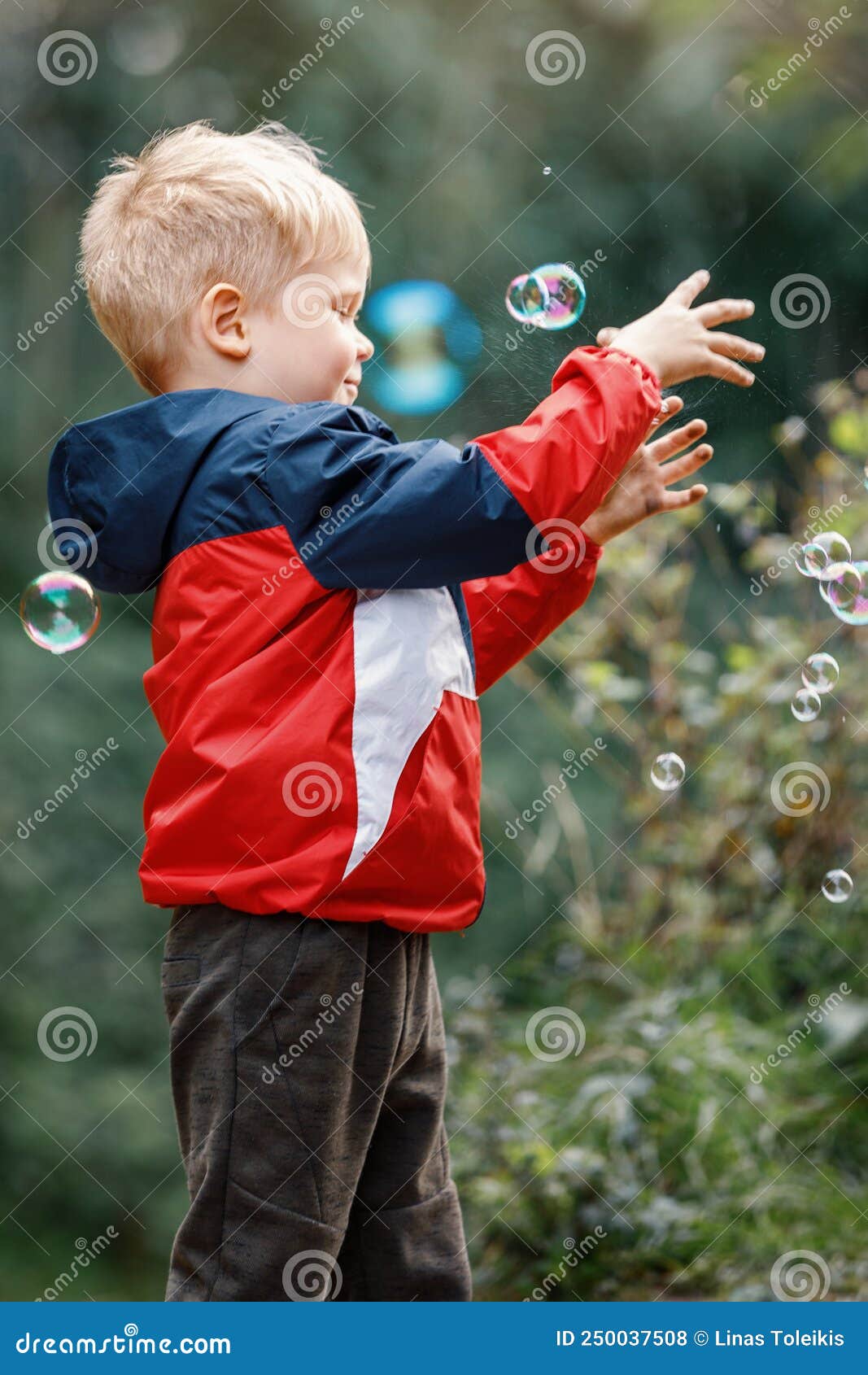 Encantadores de niños en el parque: las pompas de jabón