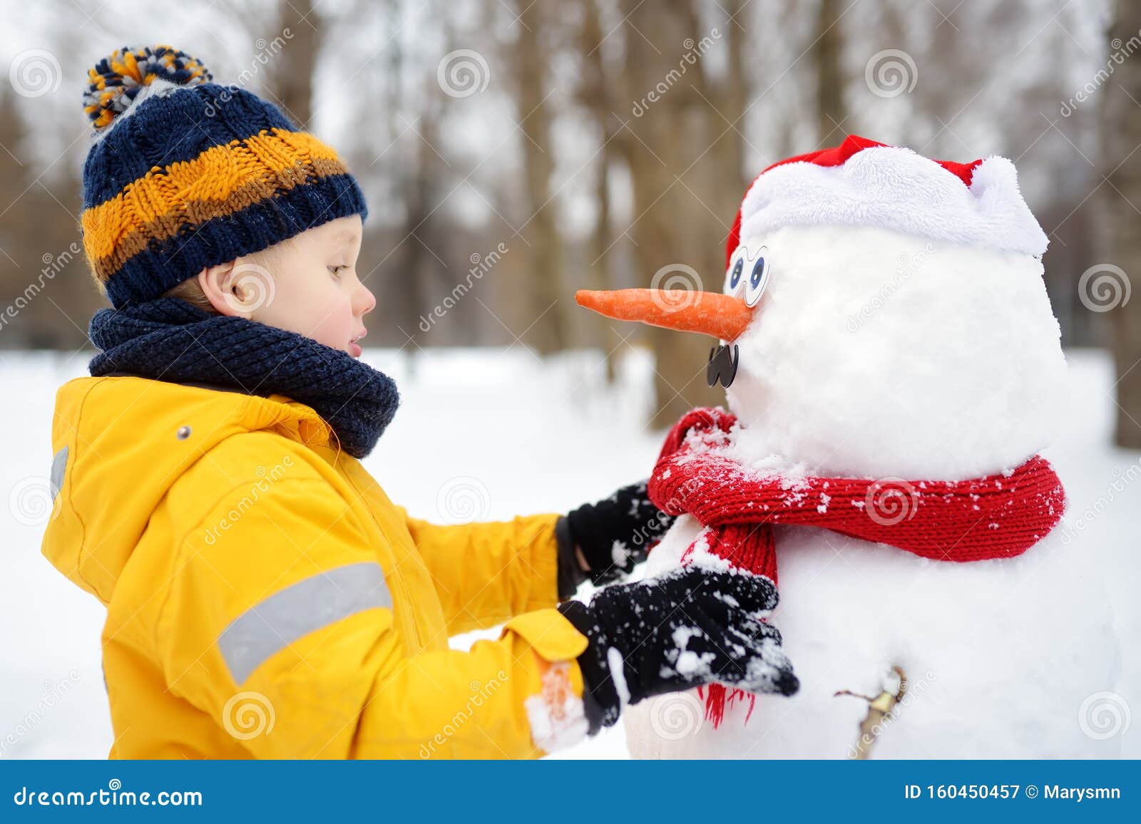 Niñito Jugando Con Divertido Muñeco De Nieve. С Niño Ata Una Bufanda A Un Hombre De Nieve. Actividad Al Aire Libre Con Niños Imagen de archivo - Imagen de muã±eco, divertido: 160450457