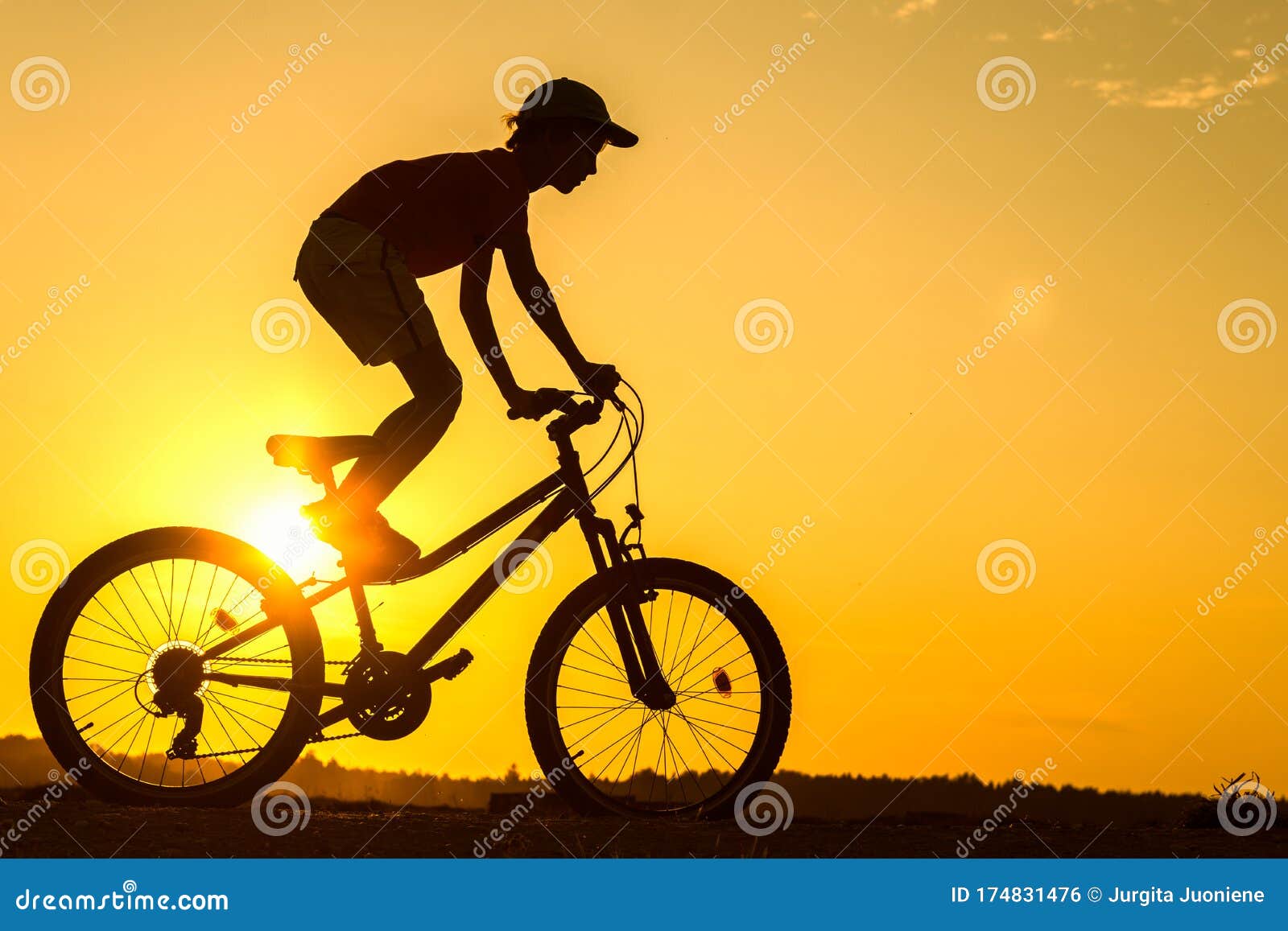 Niño Niño 10 Años Montar Bicicleta En El Campo Adolescente Hacer Truco En  Bicicleta Foto de archivo - Imagen de feliz, fondo: 174831476