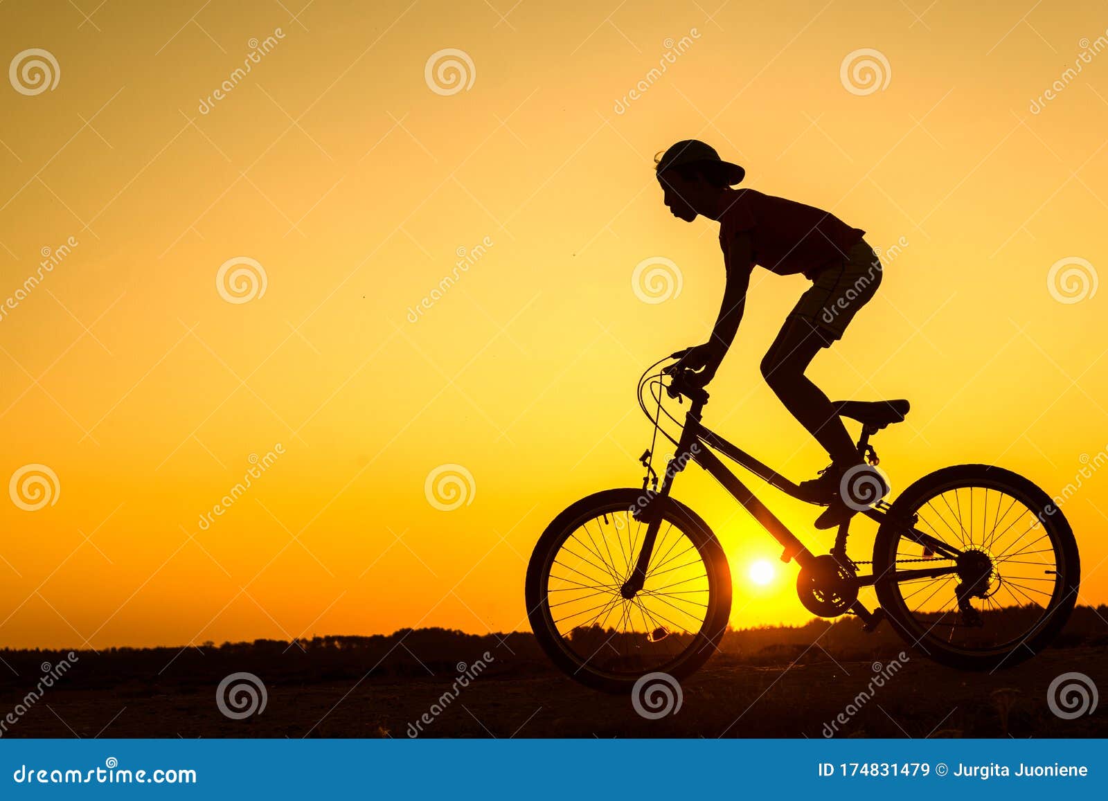 Niño Niño 10 Años Montar Bicicleta En El Campo Adolescente Hacer Truco En  Bicicleta Imagen de archivo - Imagen de bici, paseo: 174831479