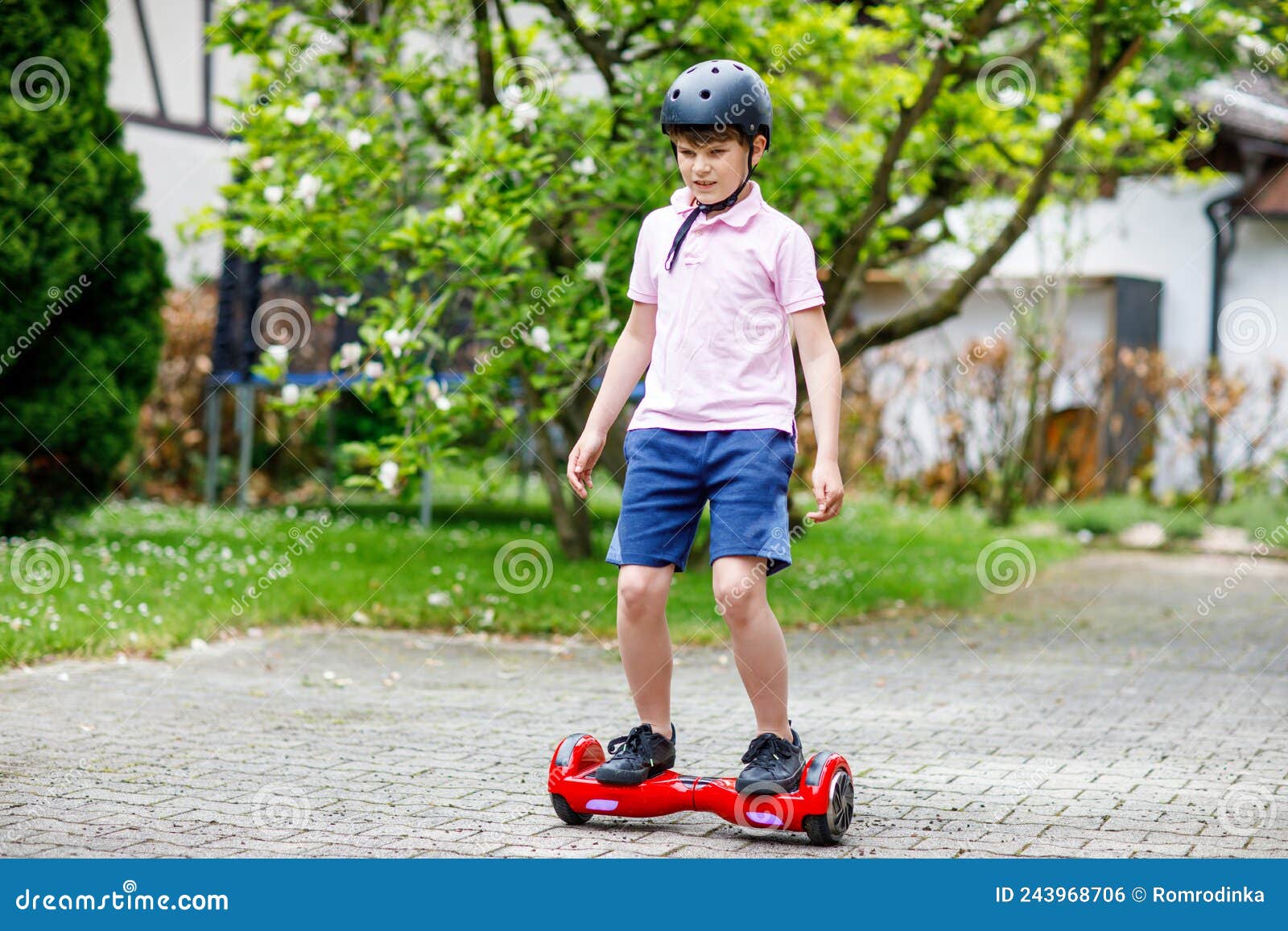 Niño Activo En El Tablero De Elevación. Hoverboard De Equilibrio Moderno De  Conducción Infantil. Actividades Deportivas Para Los N Foto de archivo -  Imagen de dispositivo, activo: 243968706