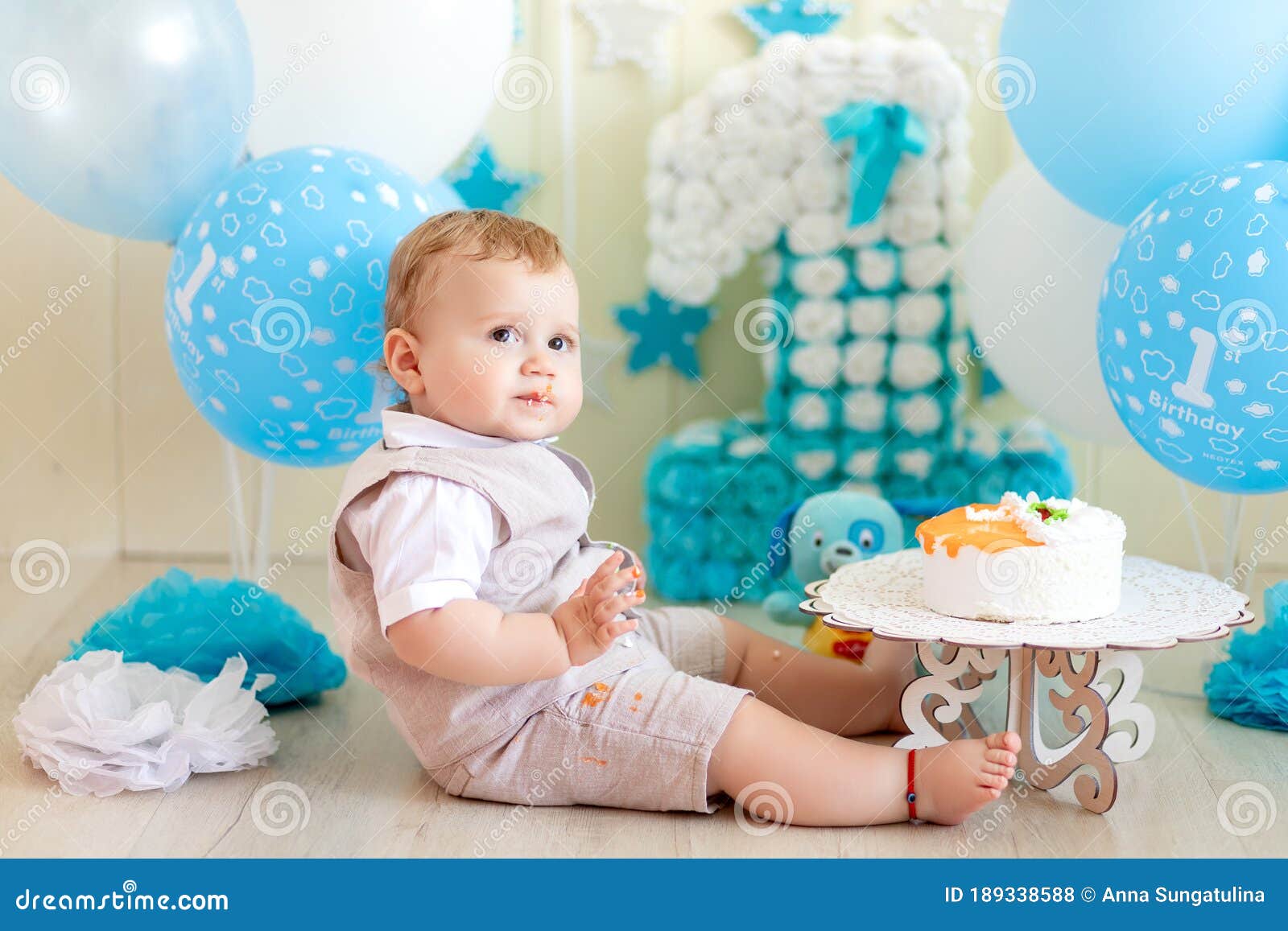 Niño Bebé 1 Año En Un Estudio De Fotos Con Un Pastel Y Globos Cumpleaños De  Un Niño 1 Año De Torta De Bebé Foto de archivo - Imagen de cabrito,  cabritos: 189338588