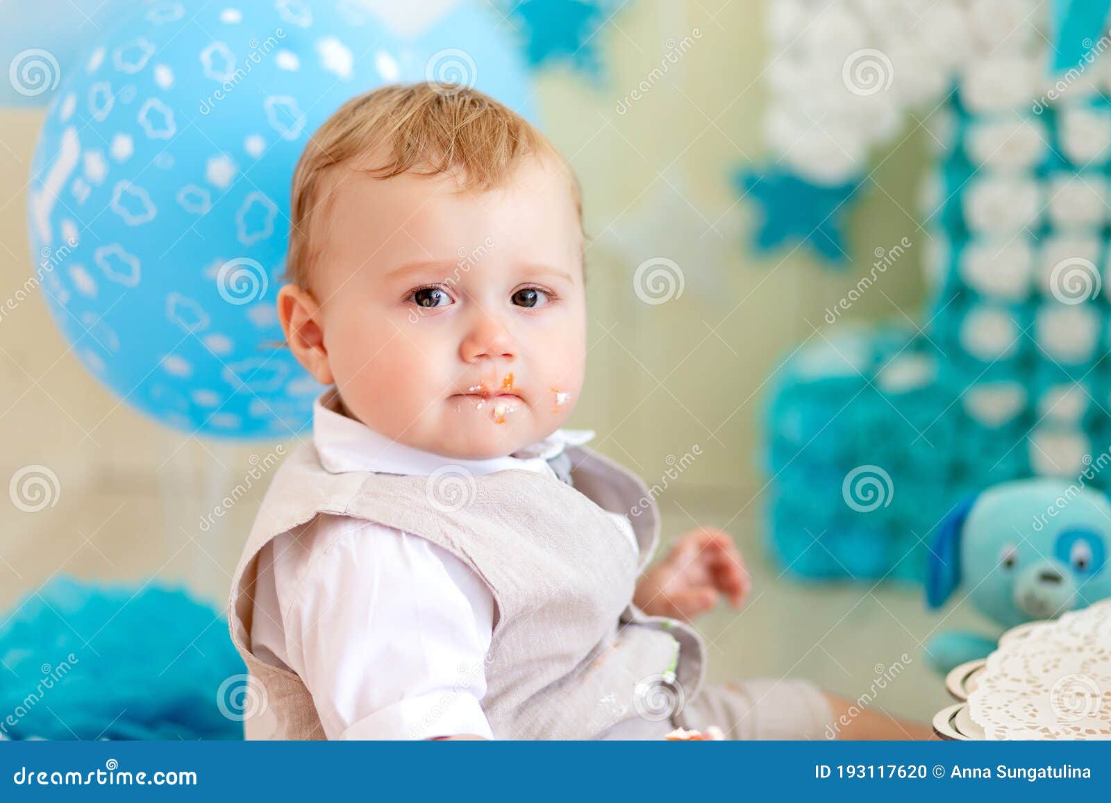 Nino Bebe 1 Ano En Un Estudio De Fotos Con Un Pastel Y Globos Cumpleanos De Un Nino 1 Ano De Torta De Bebe Foto De Archivo Imagen De Coma Globos Nino Bebe 1 Ano En Un Estudio De Fotos Con Un Pastel Y Globos Cumpleanos De Un Nino 1 Ano De Torta De Bebe Foto De Archivo Imagen De Coma Globos