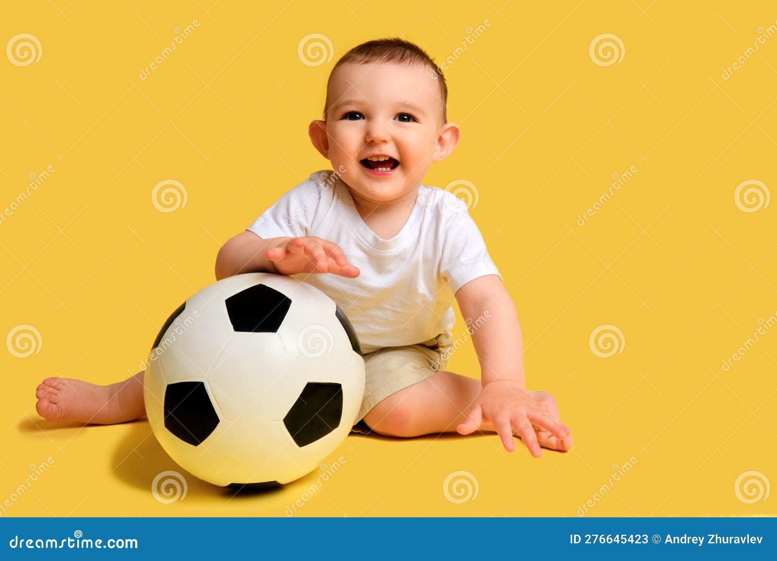 Niño Bebé Feliz Juega Con Una Pelota De Fútbol En Un Estudio Amarillo  Imagen de archivo - Imagen de juego, campeonato: 276645423