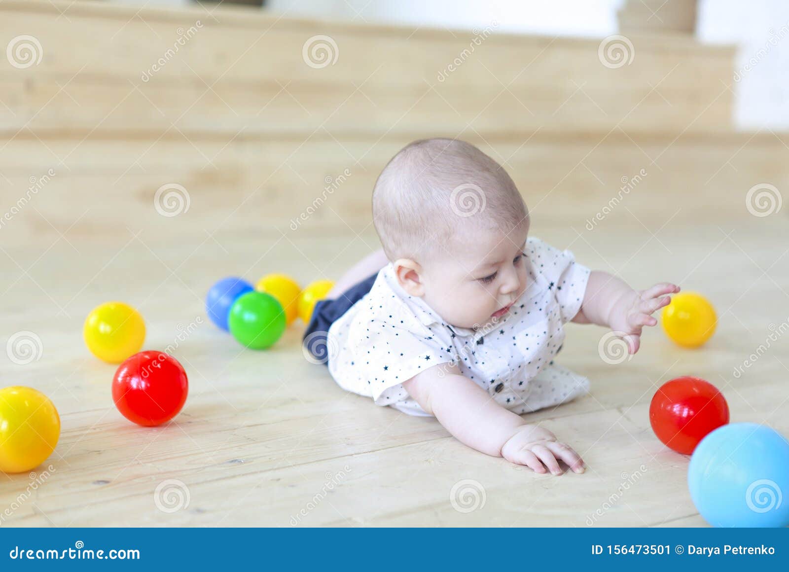 Niño Bebé Jugando Con Pelotas. Niño En Sala De Juegos. Niño Pequeño Con Pelotas Para Niños Imagen de archivo - Imagen de niños, pelotas: 156473501