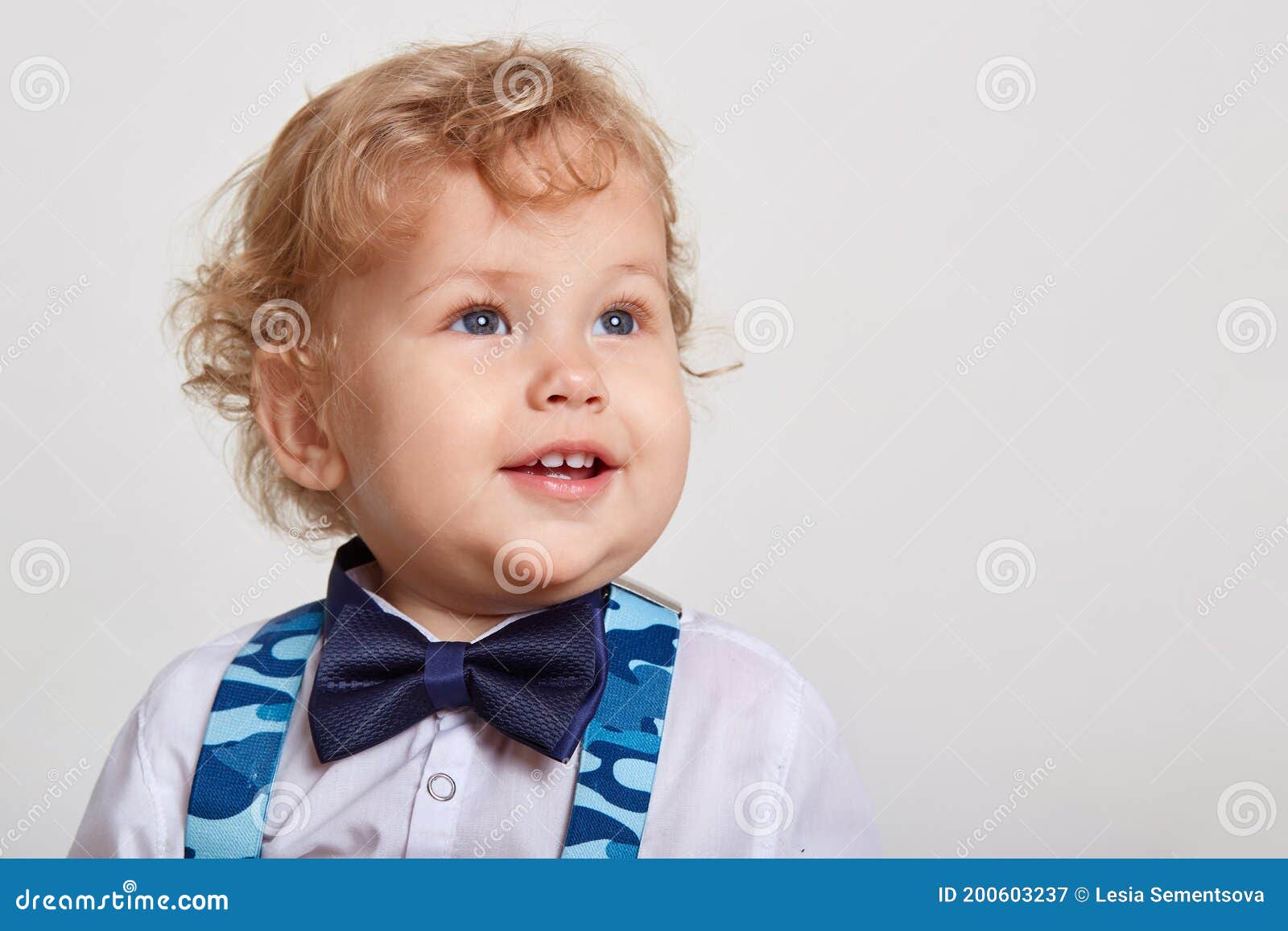 repollo Asser Geografía Niño Bebe Rubio Lindo Sonriente Con Camisa Blanca Con Corbata De Arco Y  Tirantes Mirando a Un Lado Sobre Fondo Blanco Teniendo Cur Imagen de  archivo - Imagen de interesado, feliz: 200603237