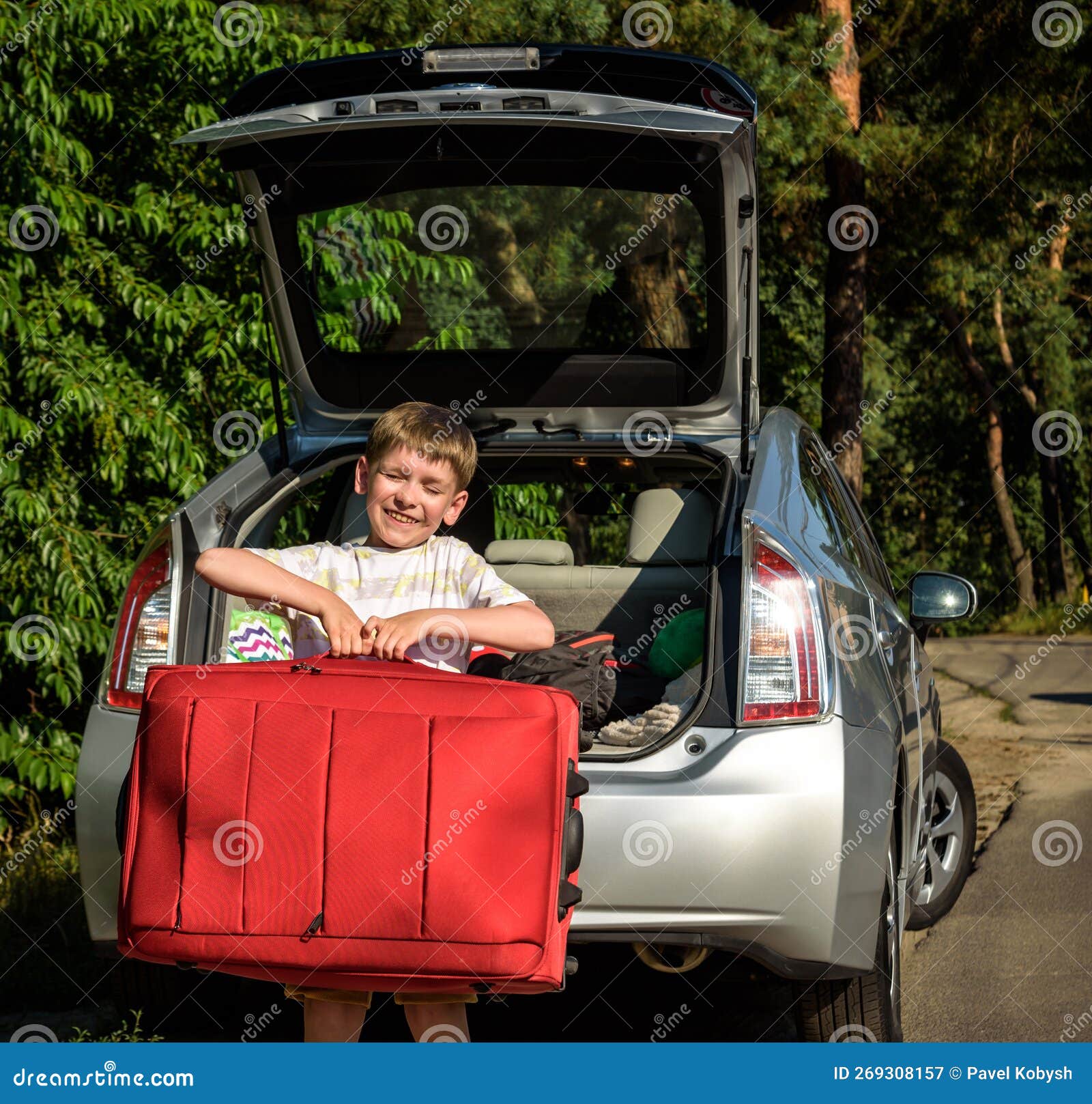 La red de equipaje dentro del maletero del coche moderno