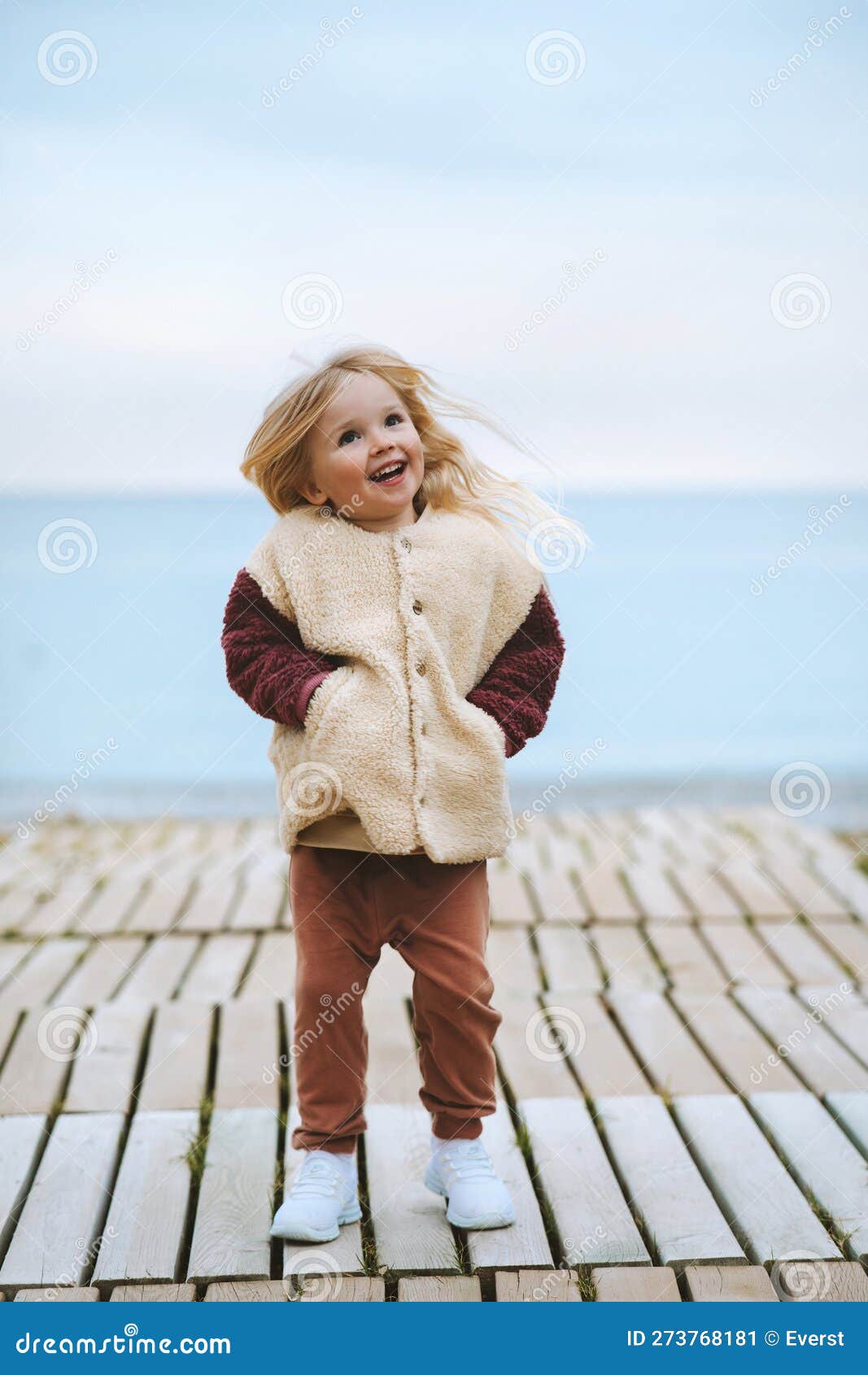 Niño Caminando En La Playa Chica Al Aire Libre Usando Ropa De Moda