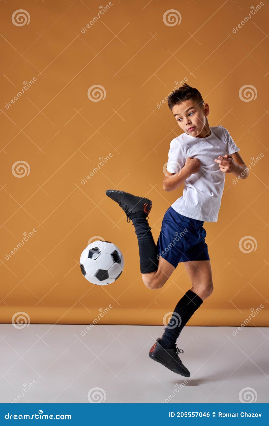 Niño Caucásico Jugando Fútbol Niño Joven Y Feliz Adolescente Disfrutando De  Un Partido Deportivo Foto de archivo - Imagen de activo, persona: 205557046