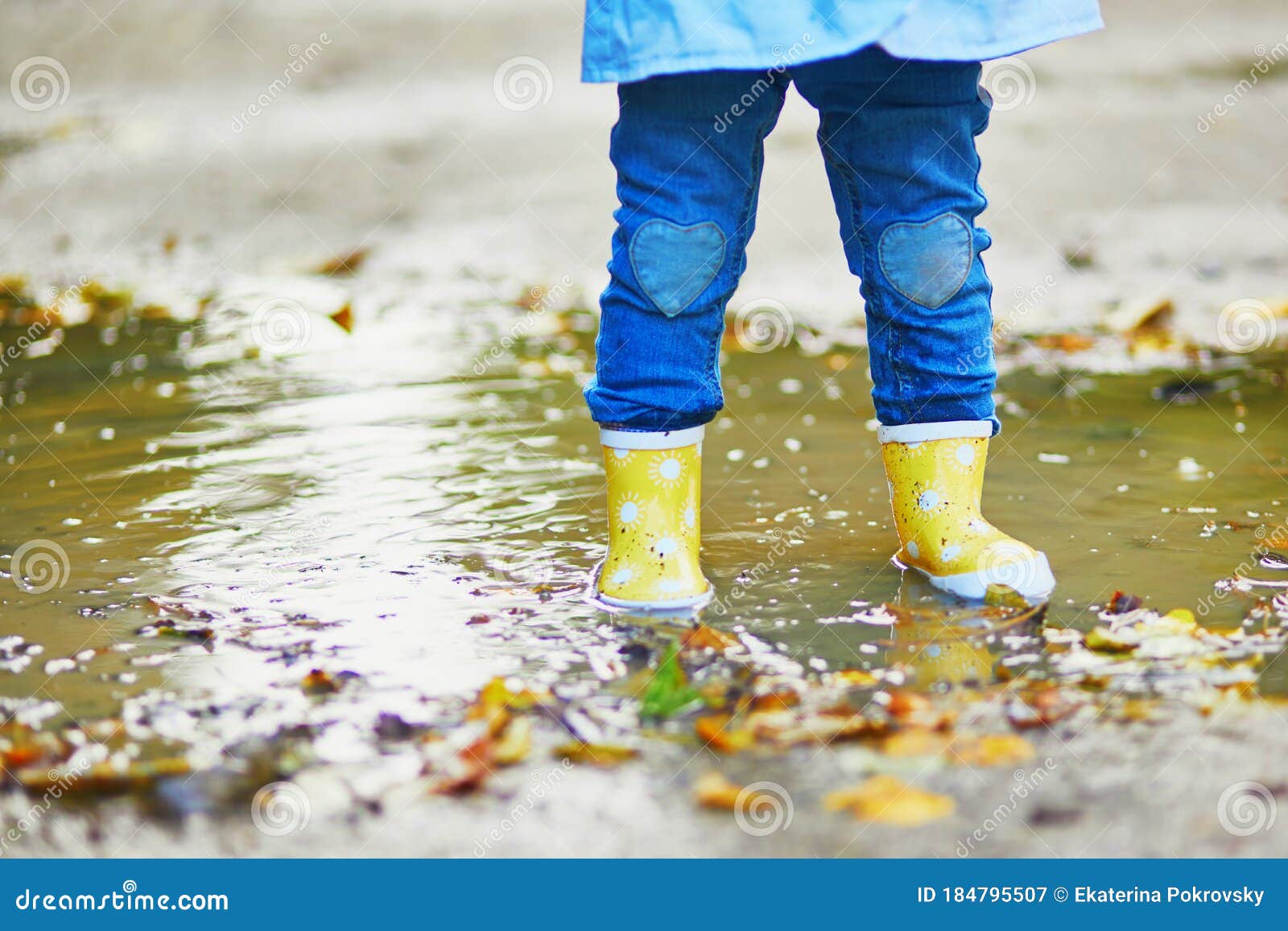 Shinkan Apariencia Goma de dinero Niño Con Botas De Lluvia Amarillas Y Saltando En Charco En Un Día De Otoño  Imagen de archivo - Imagen de arrancar, botas: 184795507