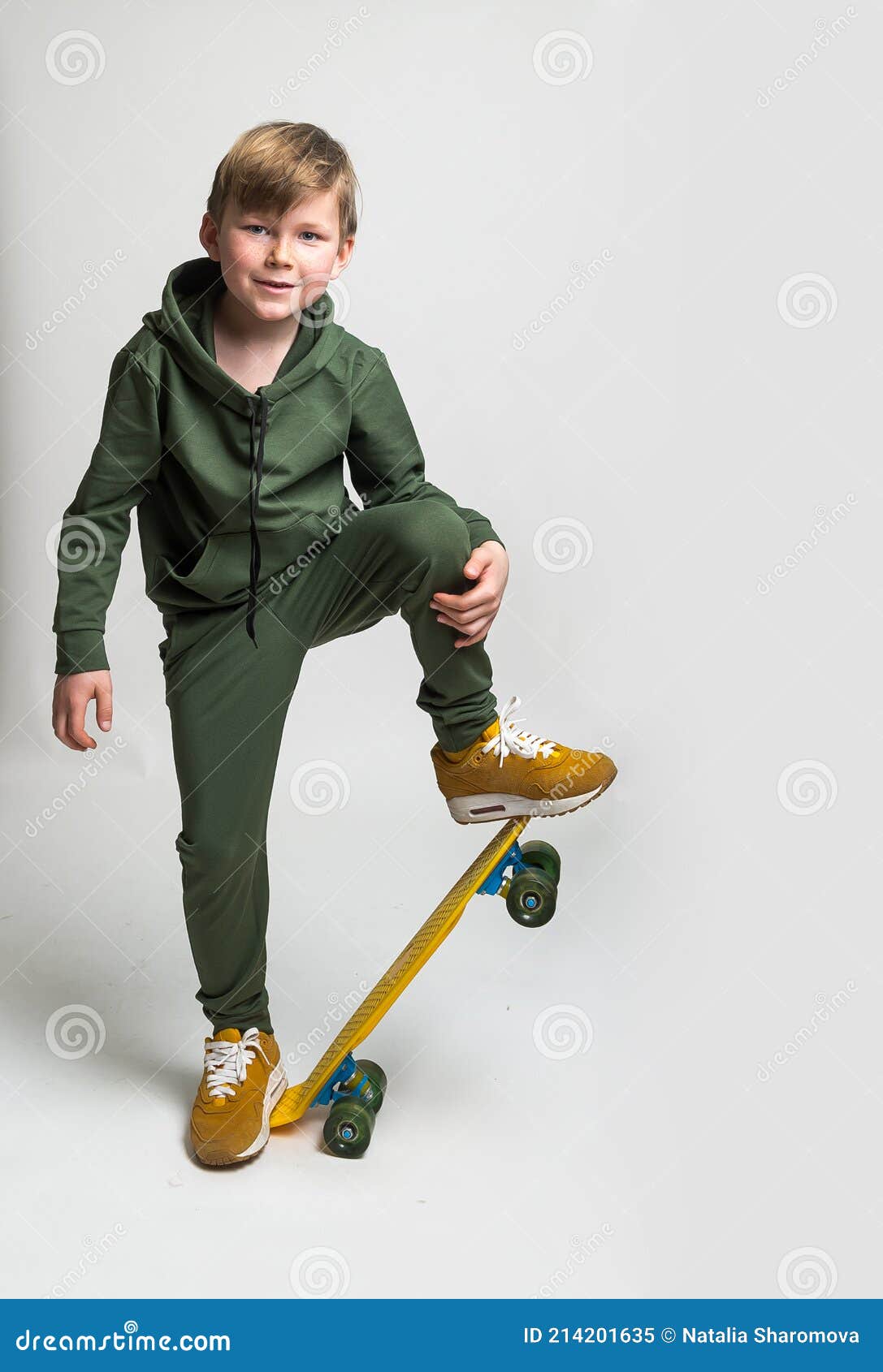 reservorio Ardilla Álgebra Niño Con Estilo. Retrato De Moda De Un Niño De La Escuela Vestido Con Traje  Deportivo Sudadera Con Capucha Zapatillas De Deporte a Imagen de archivo -  Imagen de divertido, felicidad: 214201635