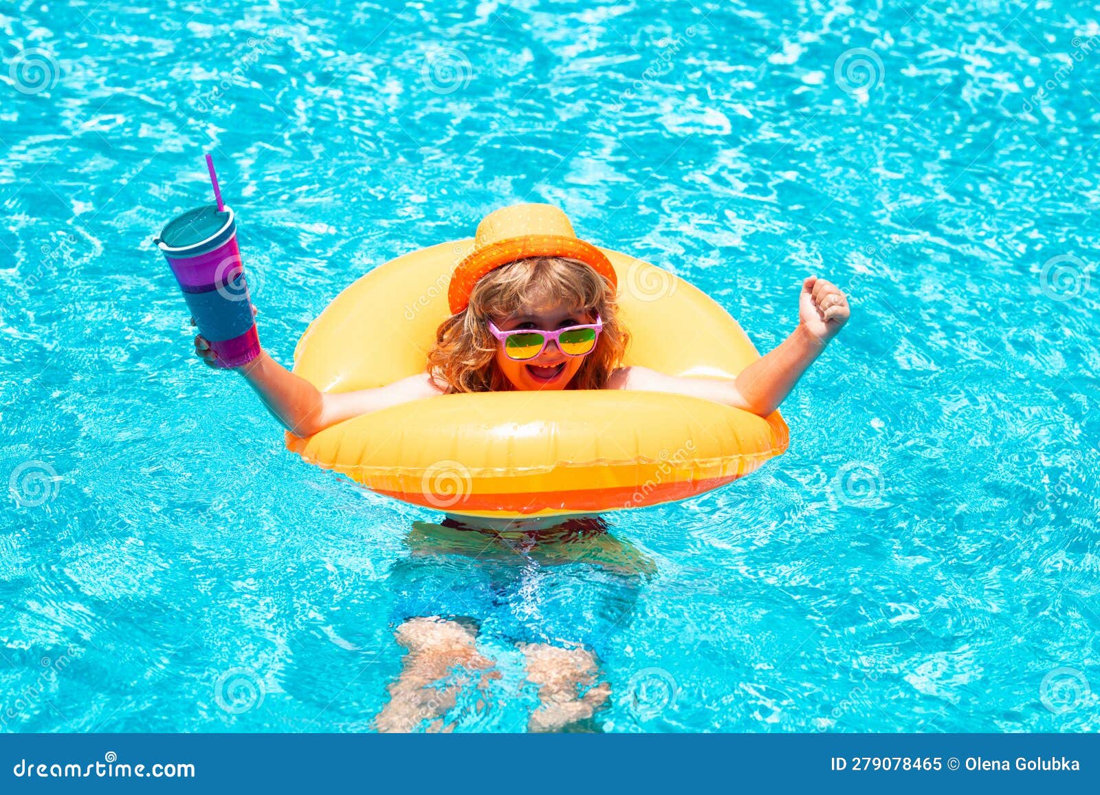 Niño con gafas de sol en la piscina en el día de verano niños jugando en la  piscina vacaciones de verano y concepto de vacaciones
