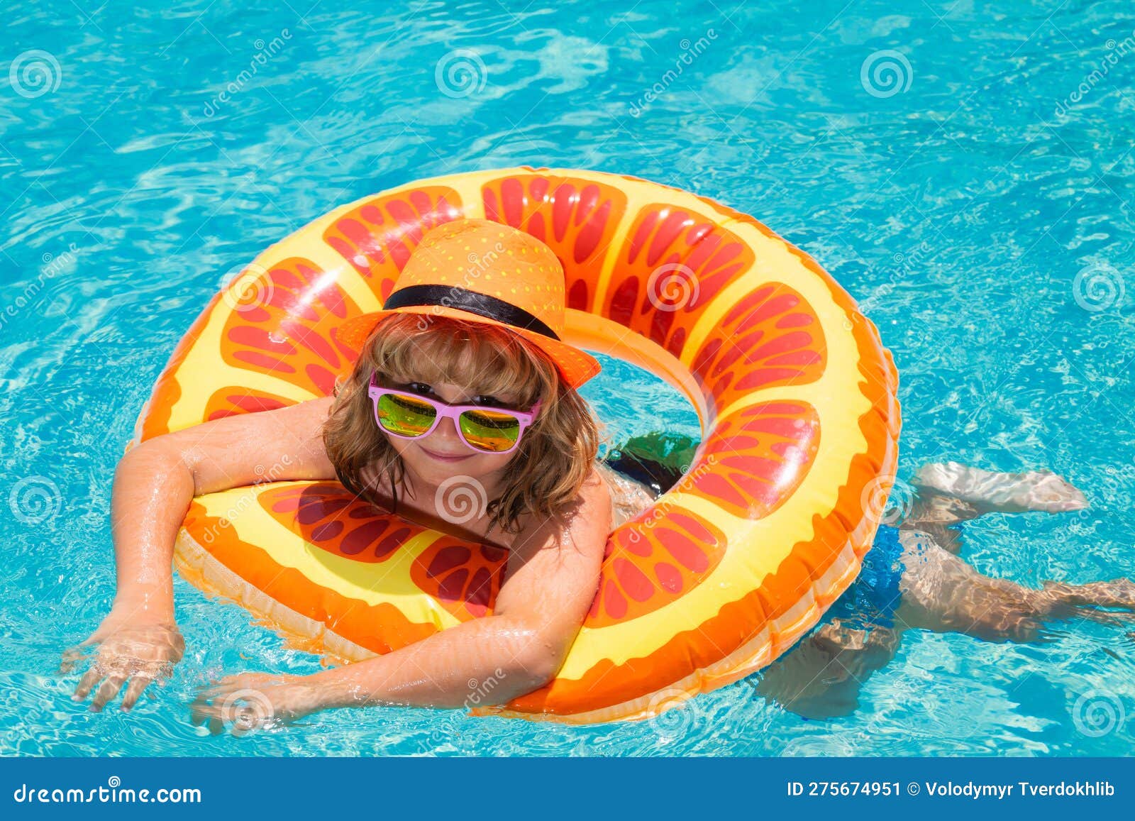 Niño Con Gafas De Sol Y Sombrero De Verano Flotando En La Piscina