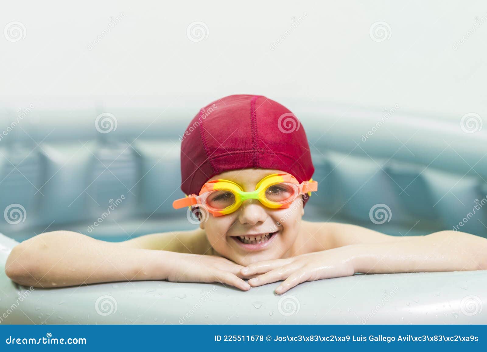 Niño Con Gorra De Natación Y Gafas De Agua Foto de archivo - Imagen de  verano, nadada: 225511678