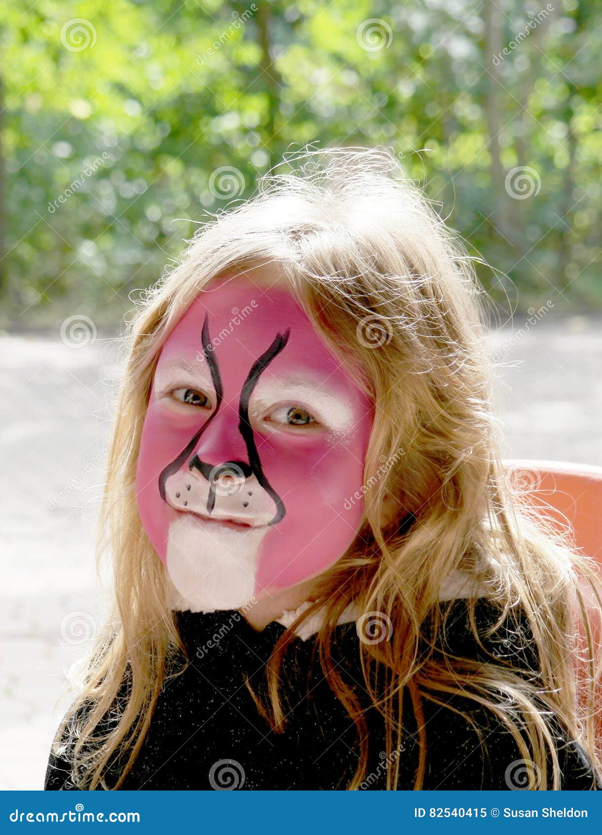 Libro Guinness de récord mundial Canciones infantiles Refinamiento Niño con la cara pintada imagen de archivo. Imagen de animal - 82540415