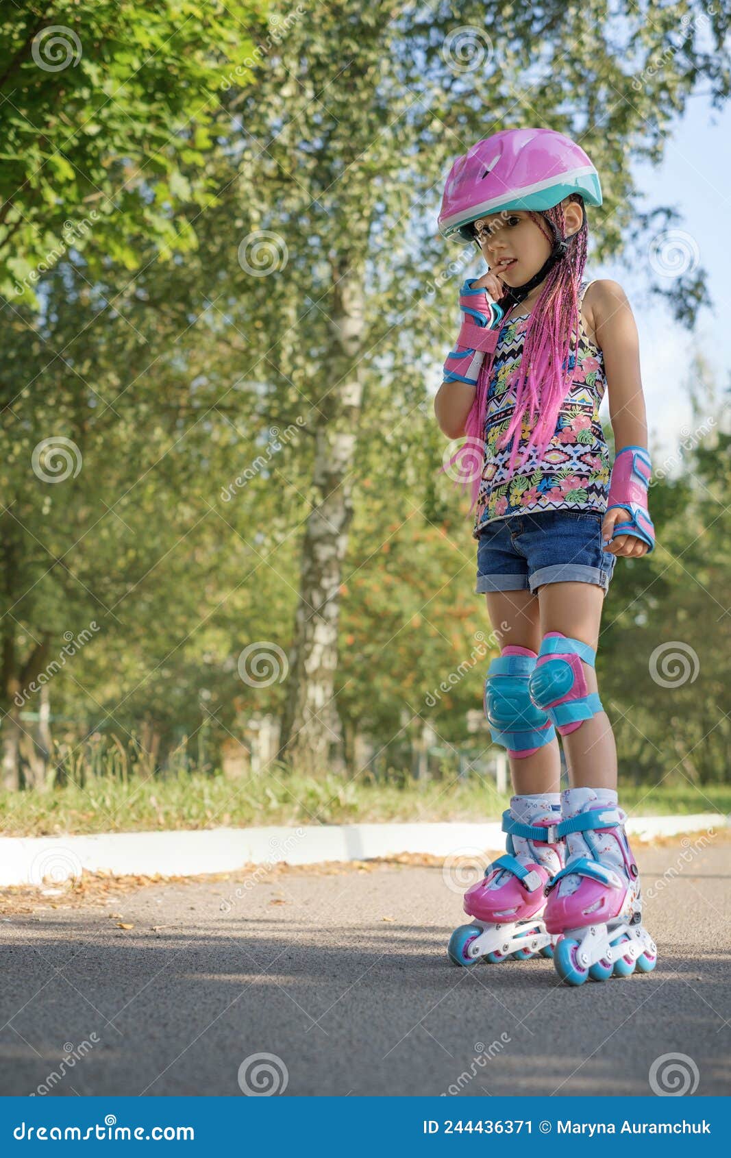 https://thumbs.dreamstime.com/z/ni%C3%B1o-con-patines-de-casco-deportivo-la-ni%C3%B1a-est%C3%A1-aprendiendo-patas-rojas-y-tiene-miedo-hacer-que-los-primeros-movimientos-se-244436371.jpg