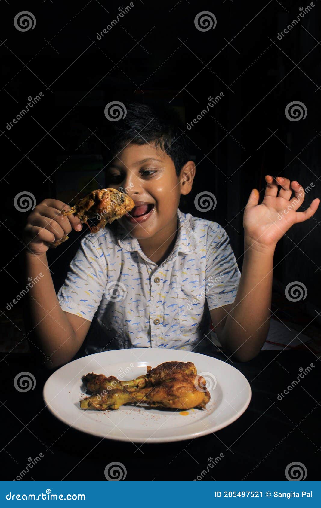 Niño Con Pollo Asado Delicioso. Un Niño Que Tiene Un Pincho De Pollo Para  Comer. Imagen de archivo - Imagen de cocina, pedazos: 205497521