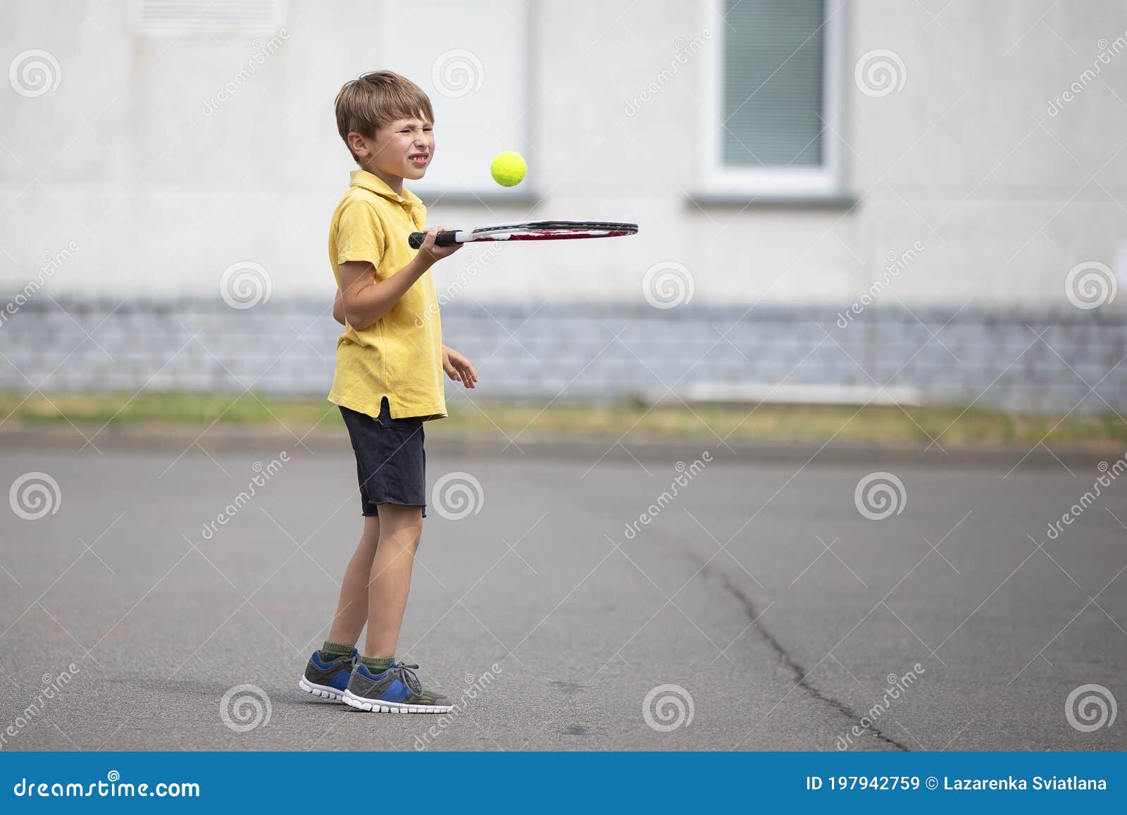 Niño Con De Tenis Y Pelota Imagen de archivo - Imagen de ajuste, corte: 197942759