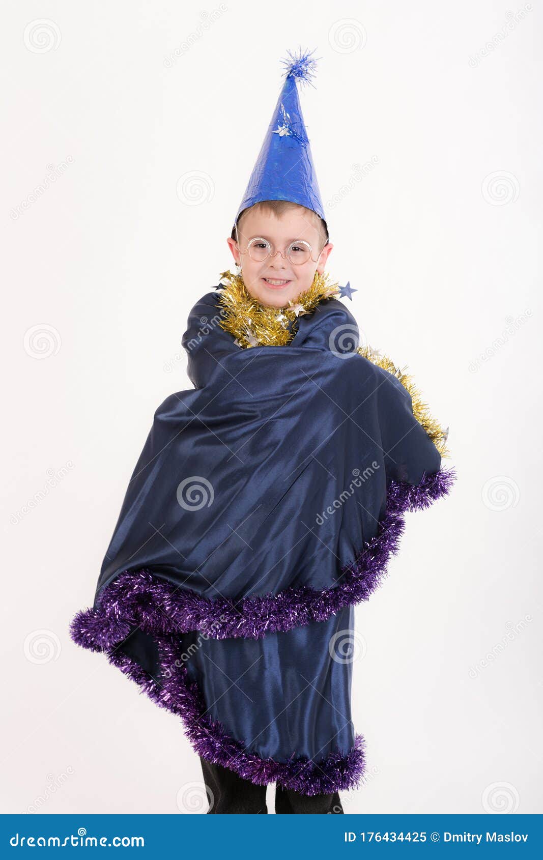 hostilidad posponer Renacimiento Niño con ropa de mago imagen de archivo. Imagen de ropa - 176434425