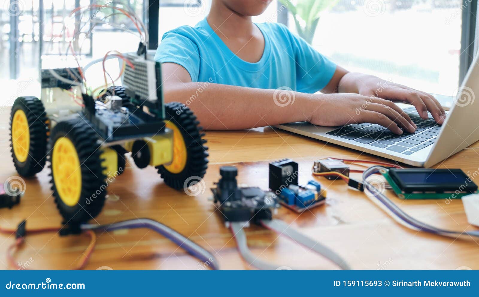 Niño Con Tableta De PC Programando Juguetes Eléctricos Y Construyendo Robots Imagen de archivo - Imagen de robots, juguetes: 159115693