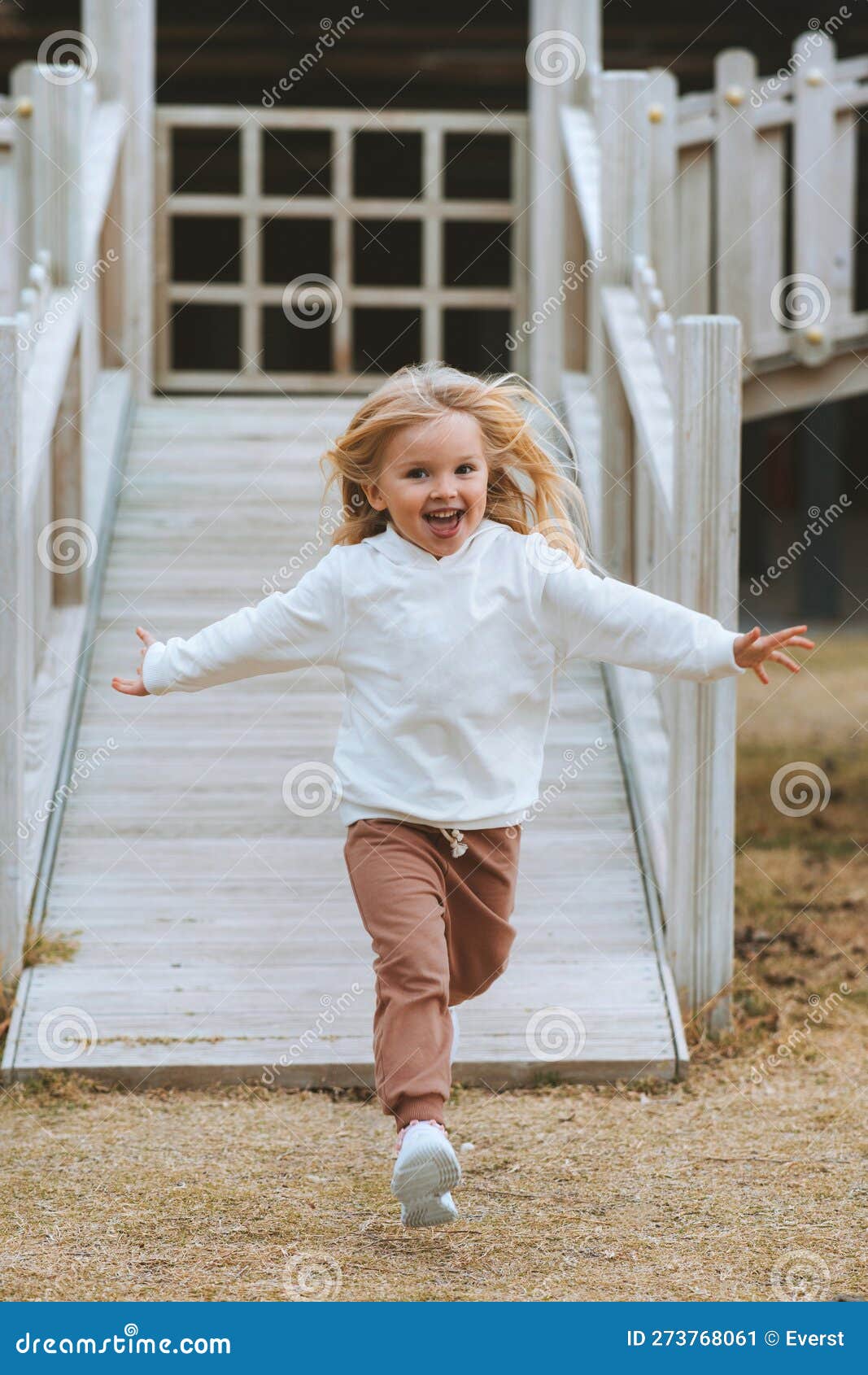 Niño Corriendo En El Patio De Recreo Chica Jugando a Niños 4 Años Emociones  Felices Imagen de archivo - Imagen de libertad, exterior: 273768061