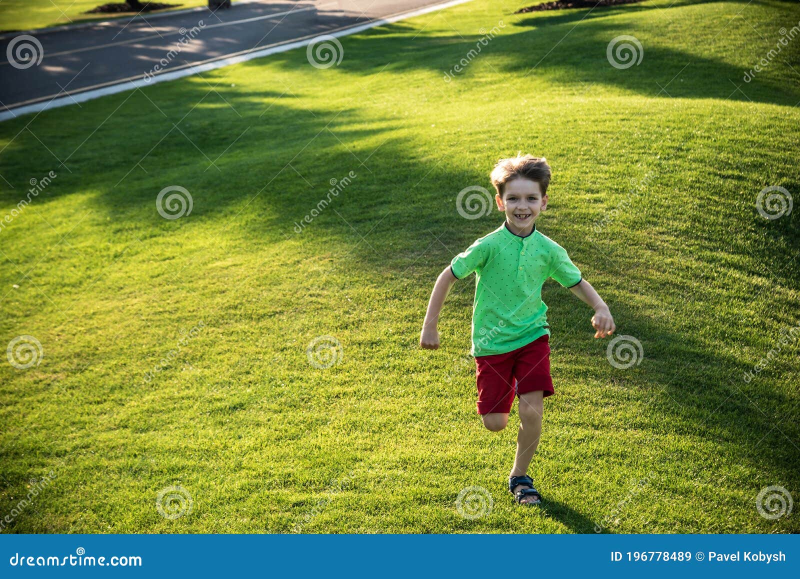 Niño Corriendo Sobre El Césped En Un De Golf Enorme Imagen de archivo - Imagen poco, cubo: 196778489