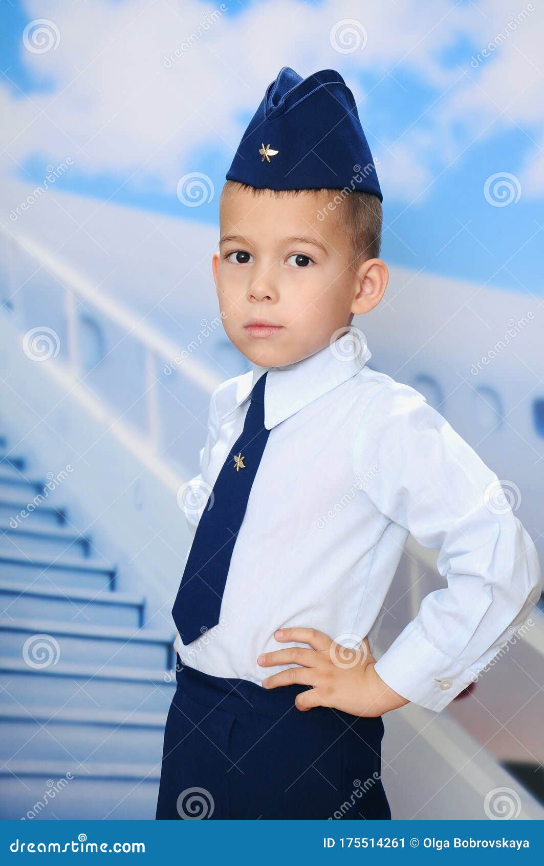 Insatisfecho Alabama Peregrino Niño De 4 Años Con Traje De Piloto Posando Frente Al Avión Imagen de  archivo - Imagen de hombre, ropa: 175514261